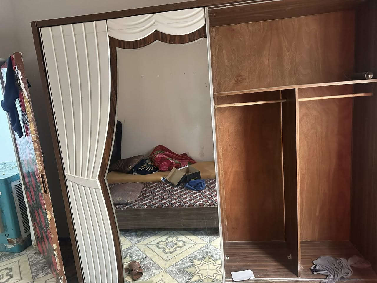 غرفه تركية نضيفة للبيع كامله ميز التواليت والمجرات مفصخة مفتوحة ونضيفات وهذا تصوير الكنتور والجربايه كنتور نضيف وكامل


**إذا كنت صاحب هذا الإعلان وتريد حذفه لأي سبب، رجاءا أرسل رسالة إلى الدعم الفني**