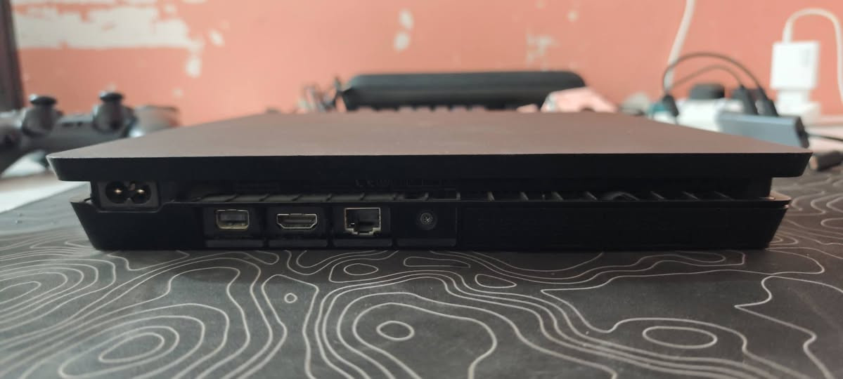 للبيع: جهاز PS4 مهكر إصدار 12.50 واحد تيره

- الجهاز نظيف جدًا ومفتوح، وتم تبديل المعجون الحراري (Thermal Paste).
- يحتوي على ألعاب منها:
  - Tekken 7
  - Crash Bandicoot 4
  - هجولة
  - Black Ops 3 أونلاين عن طريق تطبيق
  - GTA V أونلاين (سيرفرات خاصة)
- يحتوي على متاجر لتحميل الألعاب .

الملحقات:

- كرتون الوكالة.
- كيبل الباور الأصلي.
- يد تحكم أصلية.
- كرتون اليد الثانية موجود أيضًا.

الجهاز ادزلكيا بتغليف الوكاله سعره  220 بي مجال للشرايه وتوصيل موجود جميع المحافظات السعر مالته هو والتوصيل 
تواصل *********** واتساب فقط
