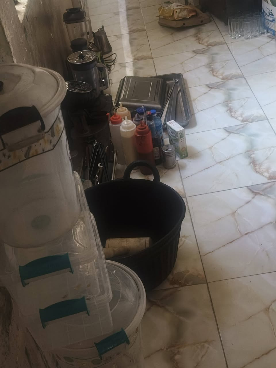 غراض مطعم كامل للبيع 
فاترينا طولها 2 متر مع ملحق اضافي
100 
سنك 40 
كاسات  مقبلات كزاز 4 ...12للف
كماشات 2
سكين حاد 2 ......3 الف 
بلانكات مقبلات عدد 2 ب10
صينية  عرض عدد 4 .   ب10
صينية كبيرة 5
خلاط عصائر 30
خلاط عصير +مثرامة  10قطع 65
خلاط جزر ماركة 75 قفل 
منظمات غاز  اصلية 4 قطع 
جود ثلج مع مطرقة 20
صندوق بلاستك ستك 20
حافضات عصير متنوعة 
...........
عنوان بغداد الحرية 
***********
