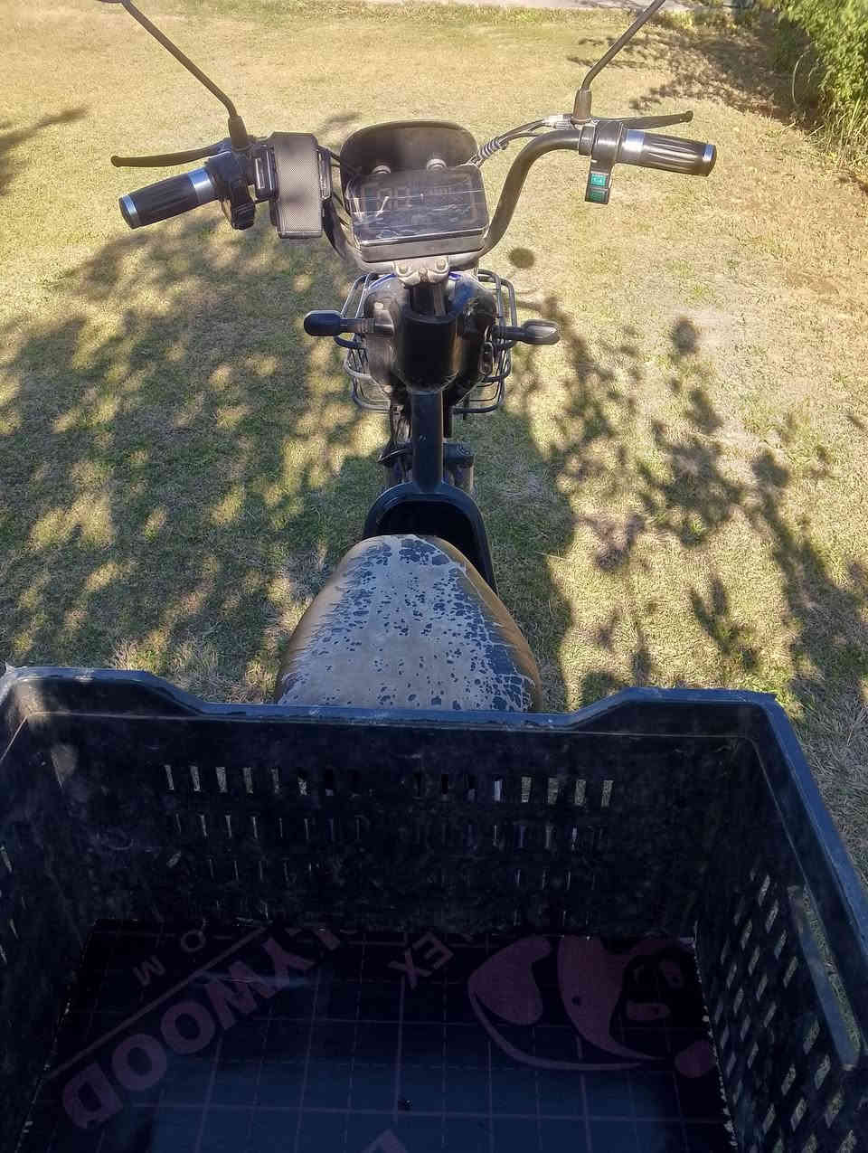 دراجه شحن للبيع بطاريات جدد علة فحص دراجه نضيفة السعر ٣٠٠ العنوان الطارمية الخضراء للاستفسار الاتصال على الرقم ***********/***********
