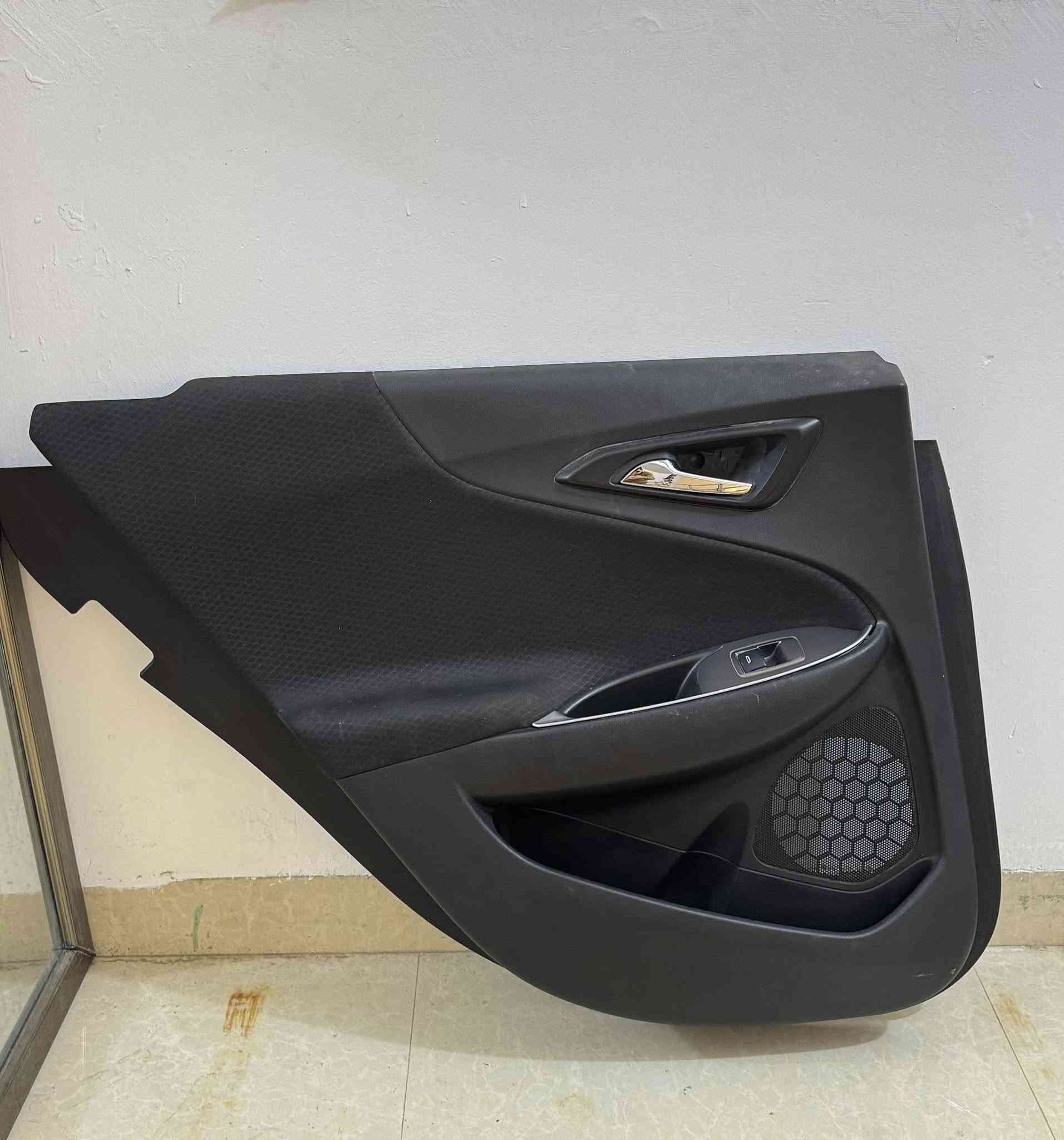 سلام عليكم 
باب ماليبو كامله خلف السايق موديل 2024 اسود بلادي ما بيه صبغ فقط هاي الضربه بنهاية الباب وترجع بارد على حجي السمكري طبعا رايدة ب225 وبيه مجال مكاني كربلاء 
***********
