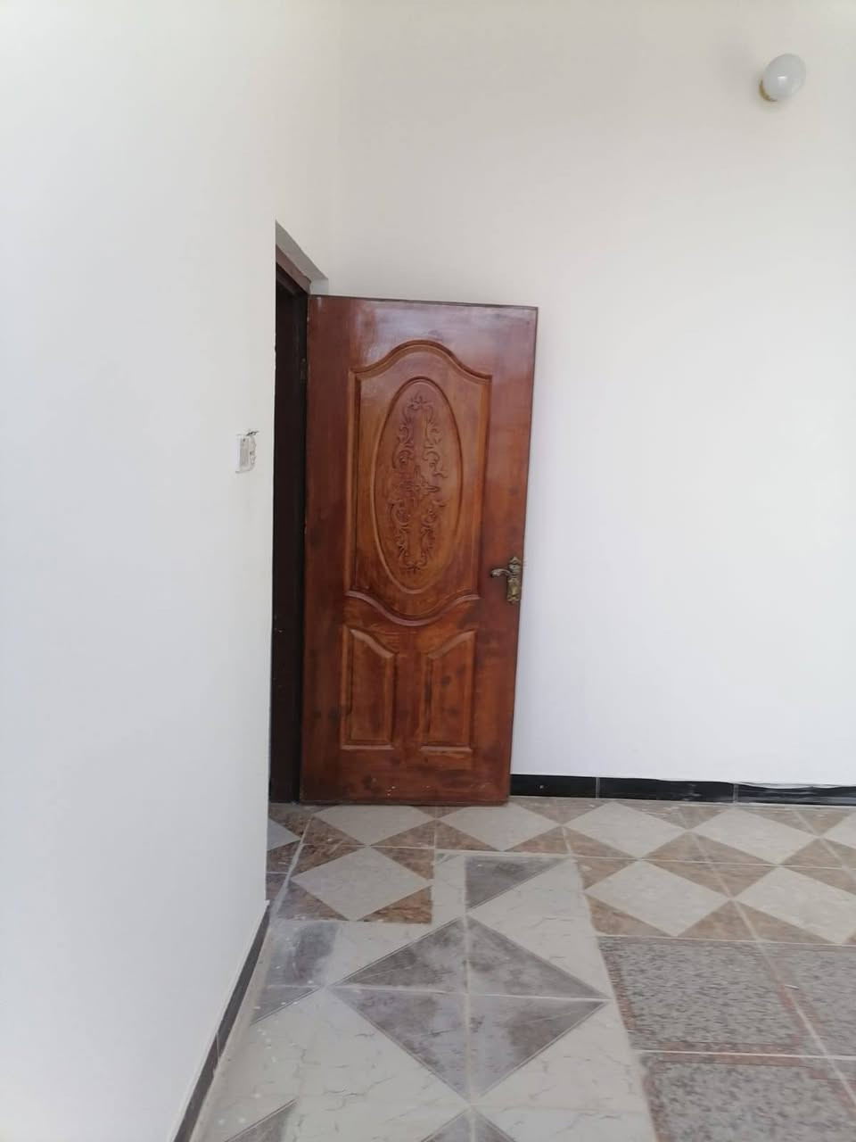 بيع مستعجل
بيت ١٠٠م امامي طابقين
بناء حديث كونكريت مسلح

سعر ١٤٠ بيه مجال

يقع في حي الشهداء

قرب مدرسة رمضان مبارك بشارع ابو صادق

حاليا فارغ جاهز للسكن

يحتوي طابق الأول على غرفه وصاله ومطبخ وصحيات داخليه وخارجيه واستقبال

طابق ثاني غرفتين وصاله وصحيات
موبايل للاستفسار ***********
***********
