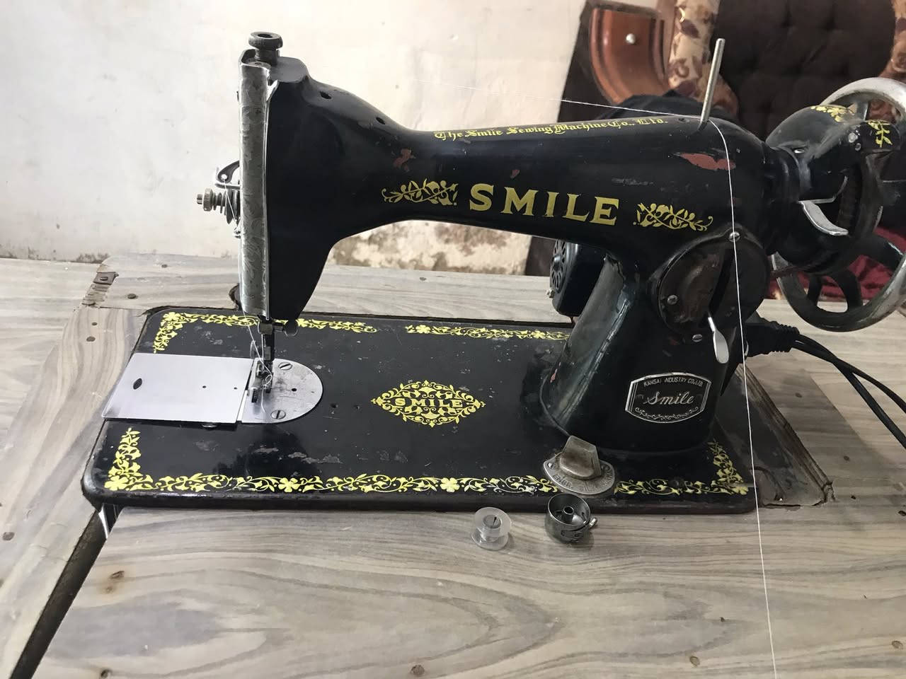 مكينة خياطة اصلية ياباني شغالة على الفحص مكينة وماطور ودواسة وميز السعر ٦٥ وبيه مجال المكان نجف حي ميسان ***********
