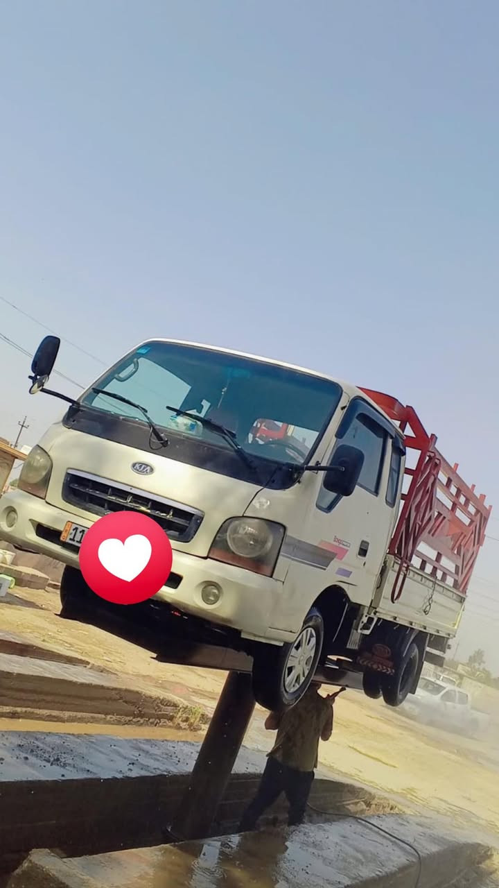 ا لسلام عليكم للبيع كيا ام عيون موديل 2001 رقم بغداد الدولي الجديد رقم شاصي بلادي كير ومكينه وكسن خير من الله السياره بيها صبغ حزام فقط يعني القماره بلاديه كهربيات كلها شغاله السعر 70 وبيها مجال الرقم ***********/***********
