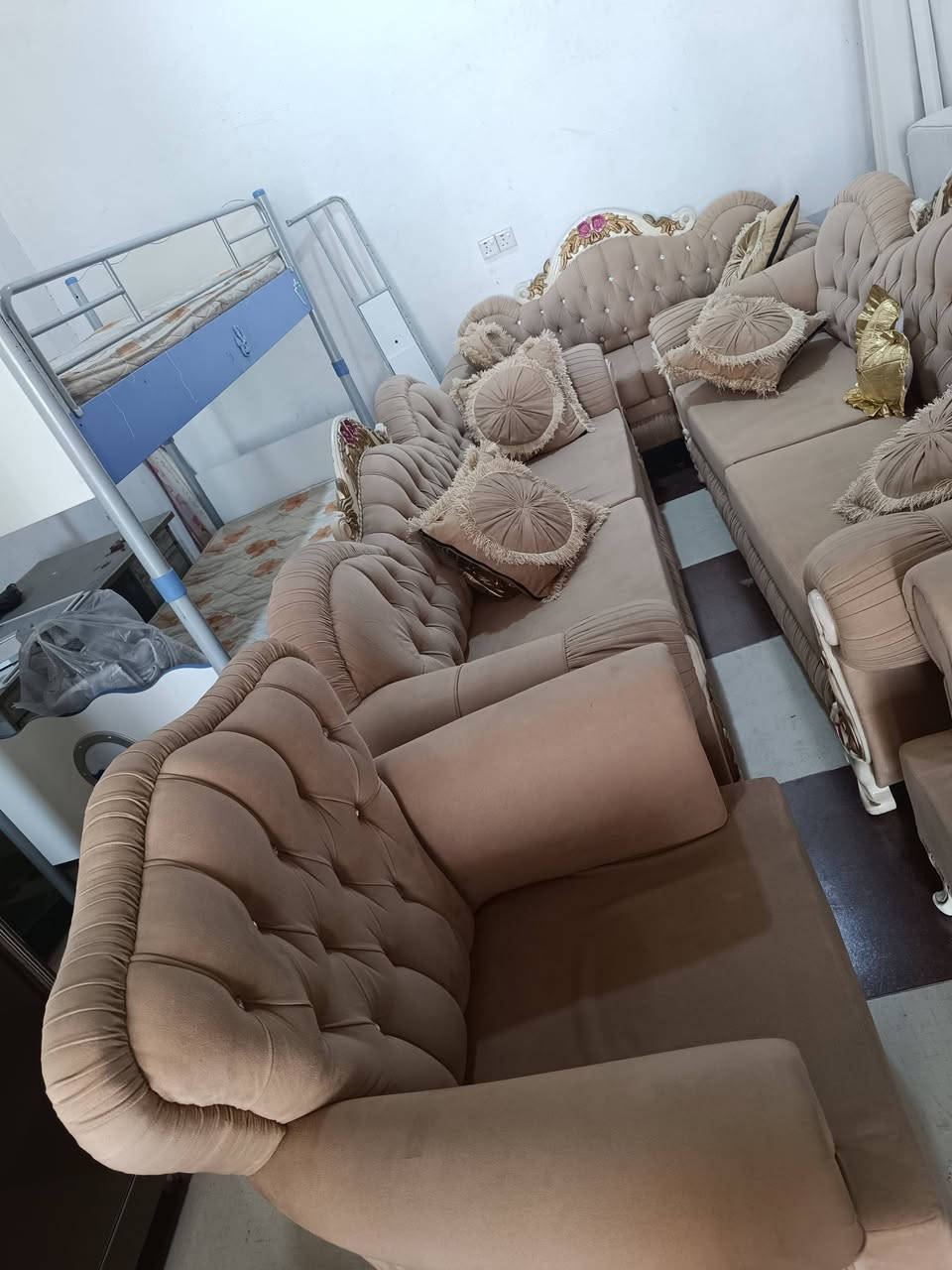 تاخمی قەنەفەی تورکی
10 نەفەری ماشاءالله 
وەک لۆک وایە ماڵەکە 
وەسفی ناوێ مشتەریت تێل بکە
لە خزمەتام ناو نیشان کەلار 
***********
