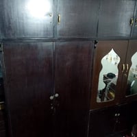 كونتر خشبي • زجاج مكسور • الحرية الثالثة