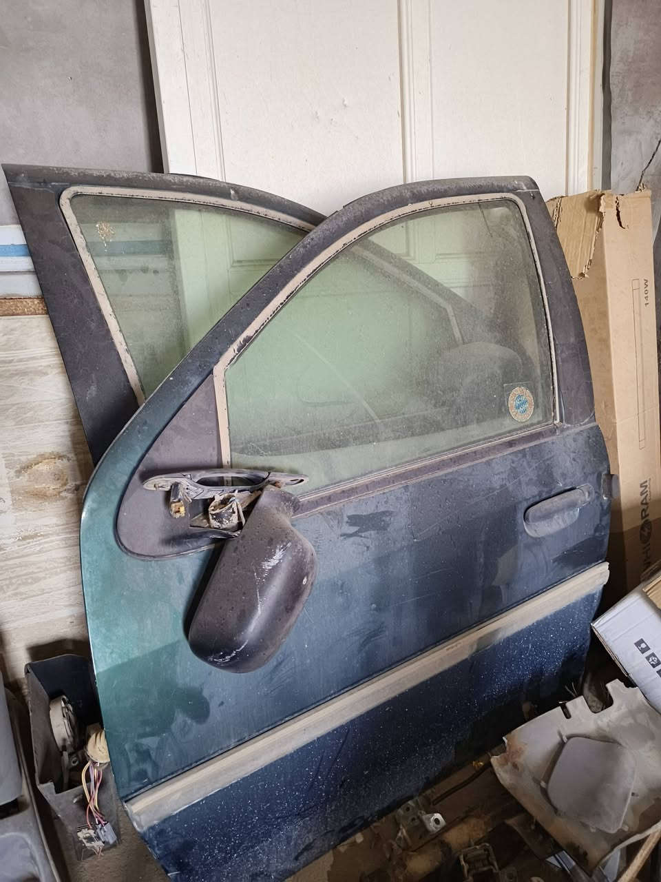 سلام عليكم غراض سياره وندستار كشنات مال سياره جهزات وحلوات وتانكي  بانزين وبيبان يمنه ويسره  تواصل***********
