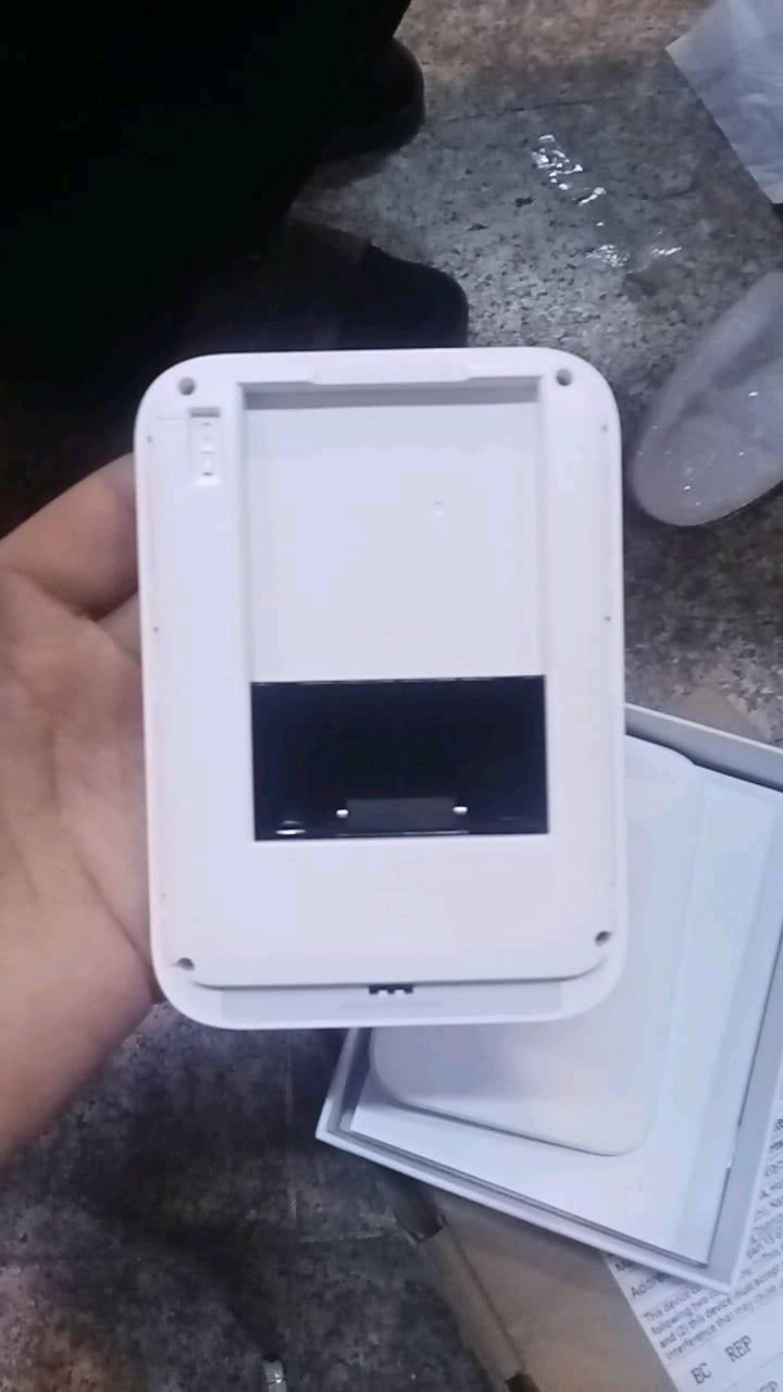 طابعة صور محمولة HPRT MT53 أصلية
ماركة معروفة بجودة الطباعة والاعتمادية
🔹 تقنية الطباعة: ZINK (بدون حبر)
🔹 الربط: بلوتوث
🔹 تدعم: Android و iOS
🔹 حجم الطباعة: 2×3 إنش
🔹 دقة طباعة عالية
🔹 بطارية مدمجة قابلة للشحن
✅ تطبع الصور مباشرة من الموبايل خلال ثواني
✅ حجم صغير وسهلة الحمل
✅ مناسبة للهدايا، الذكريات، الرحلات والمناسبات
📦 الحالة: شغالة 100%
📦 تجي ويا الكارتون الأصلي وجميع ملحقاتها
📦 مجرّبة وجاهزة للاستخدام
📩 للمراسلة والاستفسار خاص
سعرها الف45 وبيها مجال للشراي
يتوفر توصيل لجميع محافظات العراق 5 الاف فقط