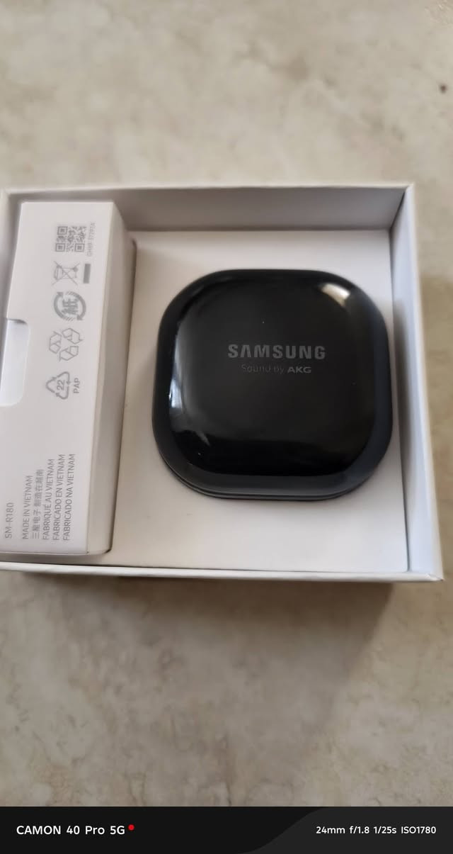 ​🎧 سماعة بلوتوث سامسونج جالاكسي بودز لايف (Samsung Galaxy Buds Live)
سماعات الأذن المصممة للاستمتاع بكل لحظة! بتصميم مريح وتناسب ذكي يتيح لك الاستماع لمحيطك الطبيعي، مع مكبر صوت محسّن لتجربة صوتية لا تُنسى.
​🌟 أحدث تصميم في عالم السماعات اللاسلكية
​تتميز سماعات Galaxy Buds Live بتصميم جذاب وفريد يبرز داخل أذنك، حيث يعكس منحنيات الأذن والوجه لمظهر طبيعي وخلاب بلمسة لامعة، وتأتي مع علبة فخمة مستوحاة من صندوق المجوهرات لتناسب يدك أثناء التنقل.
​✨ ميزات ستغير تجربتك اليومية:
​راحة طوال اليوم بدون إرهاق: تصميمها المريح يوفر تناسباً محكماً وغير مزعج داخل الأذن، وتأتي مع حجمين من قطع التثبيت لتضمن المقاس الأفضل لك.
​إلغاء الضوضاء النشطة (ANC) للنوع المفتوح: نظام ذكي يمنع الضوضاء ويقلل من أصوات الخلفية المزعجة، دون أن يفوتك ما هو مهم (مثل الأصوات البشرية والإعلانات التنبيهية)، كل ذلك بمجرد ضغطة مطولة لتشغيله.
​صوت عميق يحيط بك (AKG): تعمل المكبرات ذات قطر 12 مم بتقنية صوت من AKG العالمية لتقديم صوت واسع، بينما يساعد المشغل الكبير ومجرى تدفق الهواء في إصدار "باس" عميق وسلس.
​تجربة سينمائية مع صوت 360 درجة: يوفر نظام الصوت المحيطي تجربة سينمائية لافتة للنظر؛ ومع تقنية Dolby Head Tracking و Dolby Atmos، ستشعر وكأنك في وسط المسرح محاطاً بالصوت بتفاصيل مذهلة.
​مكالمات بنقاء الكريستال: بفضل 3 ميكروفونات مدمجة ووحدة استقبال الصوت (VPU) التي تلتقط حركة واهتزاز فكّك وتحولها إلى إشارات صوتية واضحة، ستحصل على أفضل جودة مكالمات حتى في وسط الضوضاء الشديدة.
​مساعدك الذكي مستعد دائماً: يستيقظ مساعد Bixby بصوتك فوراً، مما يتيح لك التحكم في هاتفك، إدارة المكالمات، ضبط مستوى الصوت، أو التحقق من الطقس دون أن ترفع إصبعك.
​🔋 بطارية تدوم لساعات.. وتستمر للمزيد!
​ابقَ مشغولاً بالصوت خلال العمل واللعب مع بطارية طويلة العمر:
​تصل إلى 6 ساعات من الاستماع المتواصل للشحنة الواحدة.
​تصل إلى 21 ساعة إجمالية مع حافظة الشحن الأنيقة.
​📱 توافق تام مع جميع الأجهزة
​السماعة متوافقة بالكامل مع نظامي أندرويد وآي أو إس؛ فقط قم بتنزيل تطبيق Galaxy


**إذا كنت صاحب هذا الإعلان وتريد حذفه لأي سبب، رجاءا أرسل رسالة إلى الدعم الفني**