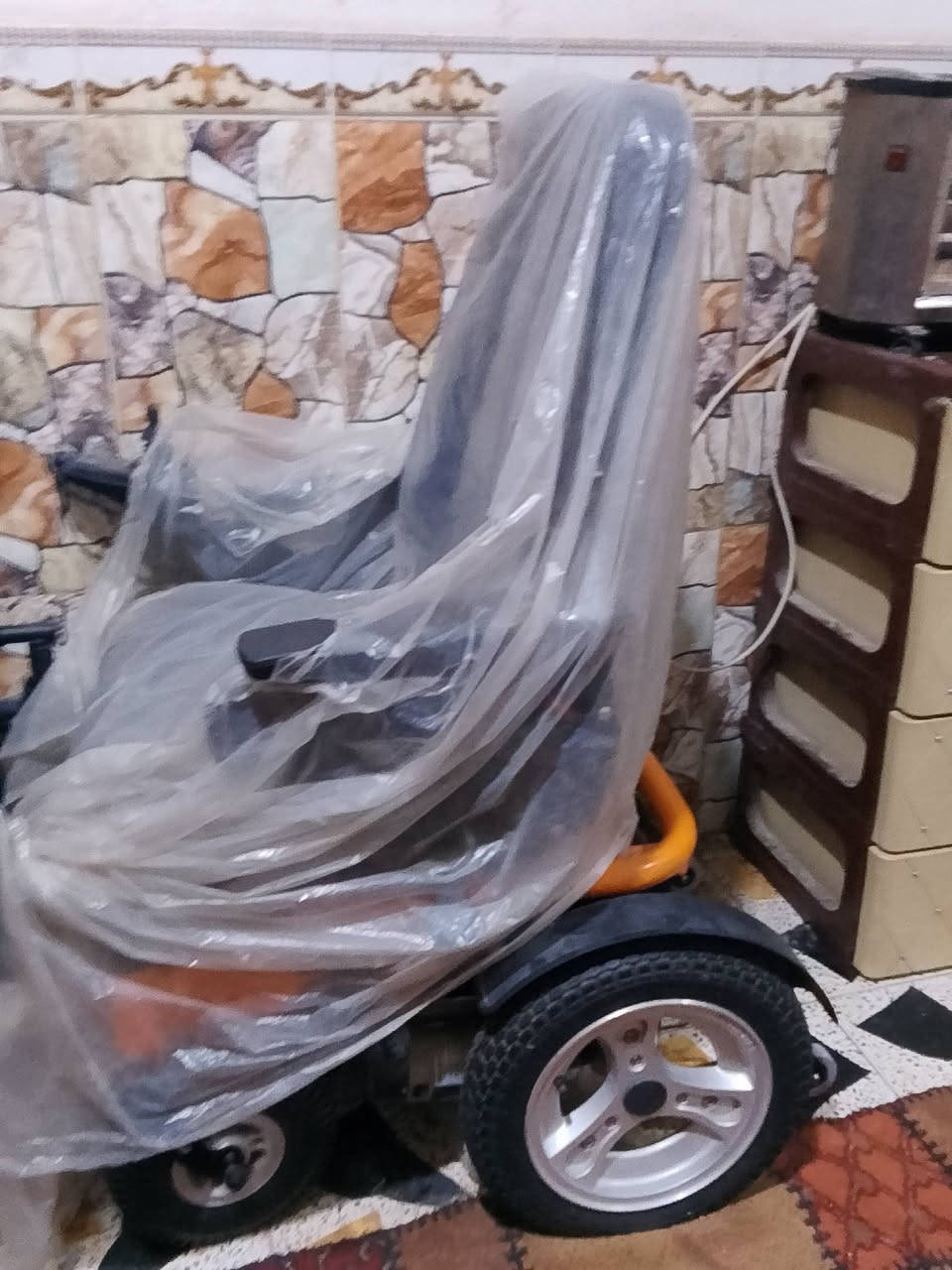 كرسي متحرك البيع ما مستعمل بطاريتين 24فولت مكان ناصريه خلف جامعت ذيقار الرقم *********** السعر520 وبيها محال
