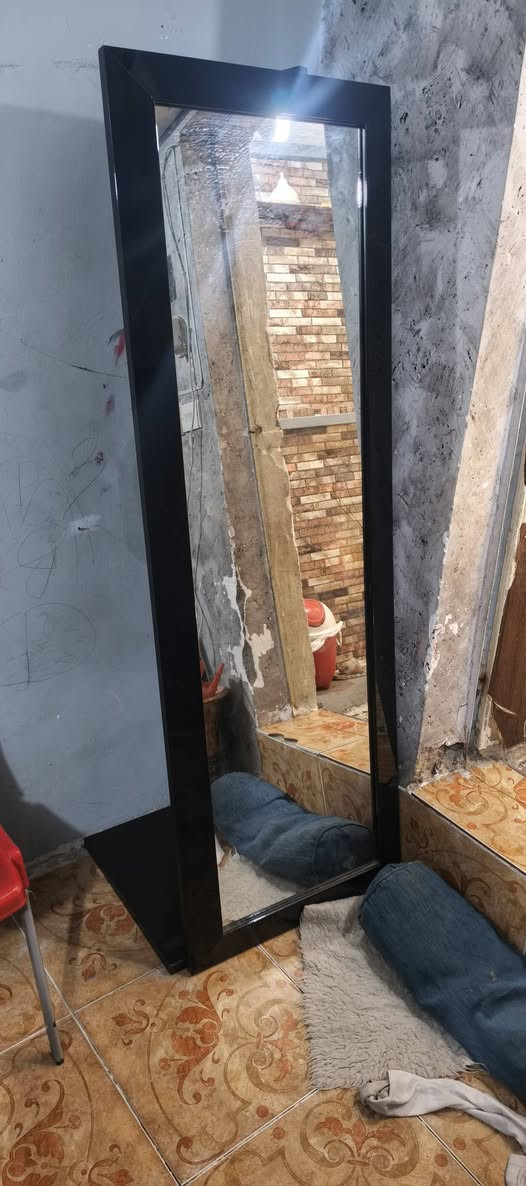 للبيع اثاث مستعمل سعر مناسب عنوان بغداد مدينة الصدر غرفت نوم تركي 9 قطع واحد من بيبان كنتور واكع سلايت الي ياخذ غرفه هوه بعد يشده+ هديه دوشك طبي سعر غرفه 200 + ثلاجه حجم 18 قدم كونكورد شغاله فوك و جوه فريز ثلج سعر 200+ مبرده 50 الف + كوانتر 75+ نص تخم قنفات وحده م 3 + ثنين كل وحده وحد سعر قنفات 60 الف بيع مستعجل الستفسار خاص و رقم ***********
