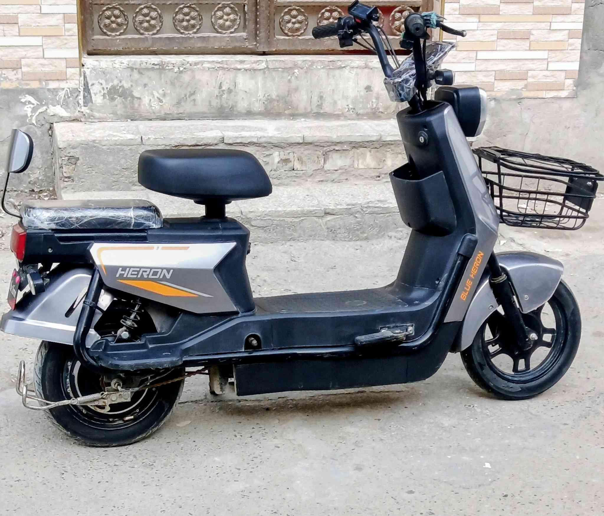 السلام عليكم دراجه شحن للبيع مابيهه اي شي فقط  البريك الامامي عطلان  ونضافتهه 90% تشغل اشاير   لايت عالي ناصي 4 سرعات  (سعره 150 الف) وبيهه مجال مكاني : مدينه الصدر الارفلي قرب شركه الانوار اي استفسار الرقم : ***********
