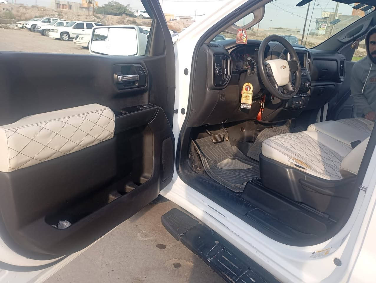 سلام عليكم
للبيع سلفرادو 2020 
مكينه 8V بدي طويل 
حادثها جاملغ خلفي طخه خفيف يعني ماوصل للشاصي 
بجم كبس 
مكينه و كير مكفول 
حدايه و تايرات جديده السيارة كلشي ما تصرف عليها كامله من كلشي 
السعر 180$ 
السياره انضف من الصور 
 # للاستفسار اكثر *********** واتساب او اتصال ما متواجد فيس
