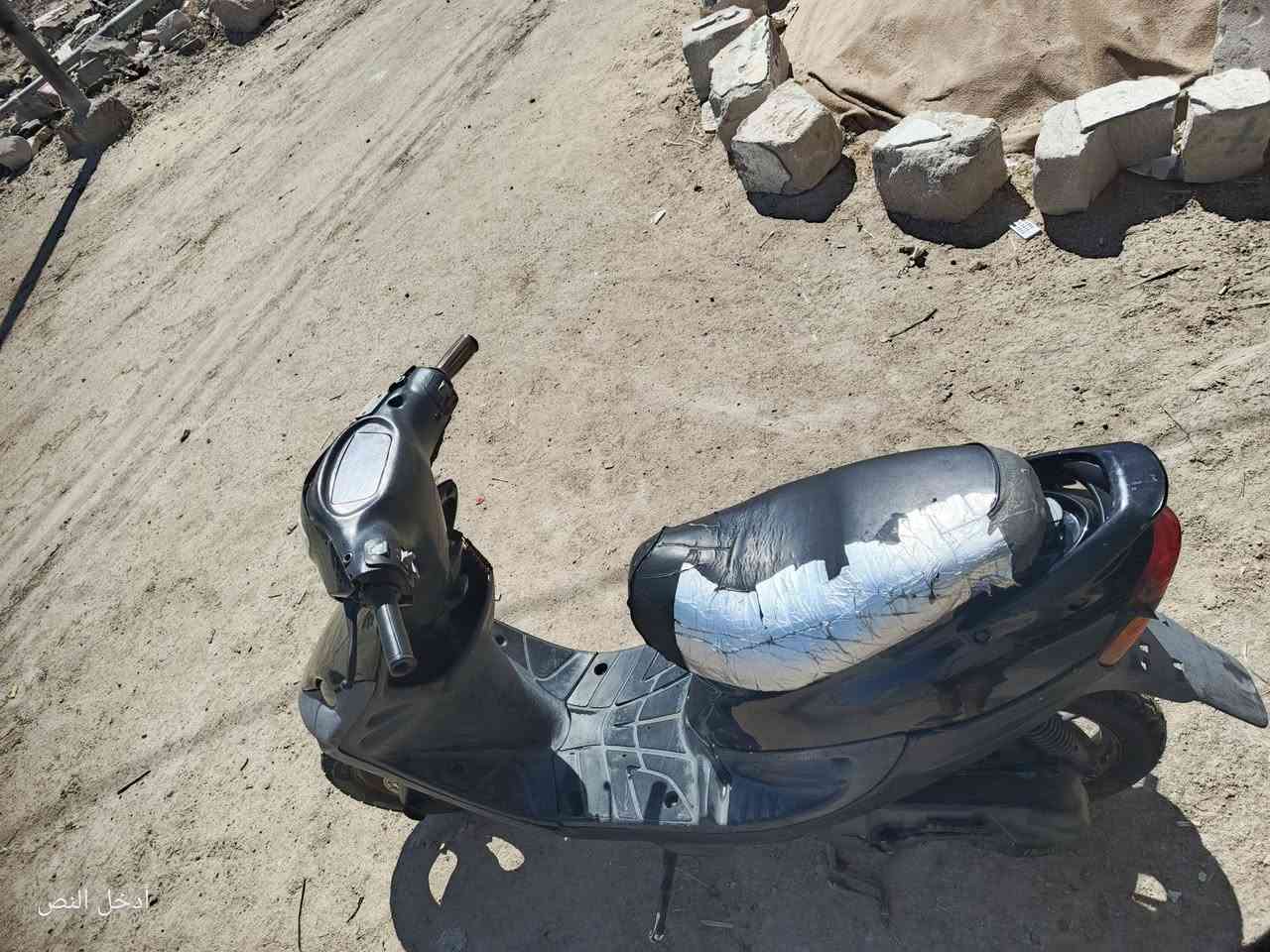 اسلام عليكم اخوان هاي دراجه تسع زروف سرعته ميه مكينه ما مفتوحه كهرباياته كله شغاله وسعر 200الف مكان بصره كرمت علي ***********
