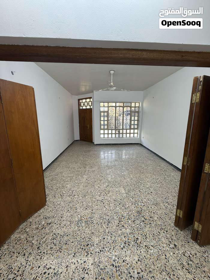 بيت حديث نظيف جدا للايجار في كراده خارج مساحه عقار ٢٠٠ متر طابق ارضي معزول تفاصيل ٣ غرف نوم كبار وصاله ومطبخ وصحيات ٢ وكراج خاص يؤجر تجاري او شركات حصرا سعر الايجار مليون و٥٠٠ الف للاستفسار ***********
