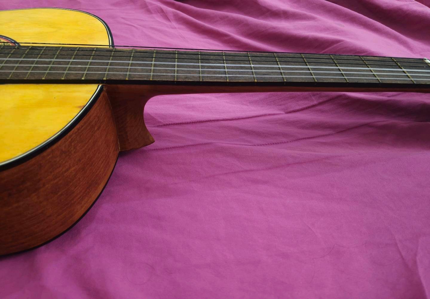 كيتار ماتابور (Matapour) كيتار كلاسيكي نظيف جداً "أخو الجديد" للبيع 🎸
للي يدور كيتار مرتب وصوته دافي ونقي، عندي هذا الكيتار (Matapour) الإيراني الأصلي (صناعة سنندج) موديل 001.
ليش هذا الكيتار لقطة؟
الحالة: نظيف جداً واستخدامه قليل جداً، وبدون أي خدش أو تشوه نهائياً (تگدر تگول أخو الجديد).
الخشب: خشب طبيعي أصلي ومتين، معروف بقوة تحمله ونغمة صوته المميزة.
الحجم: حجم كبير (Full Size) ومريح جداً بالعزف، سواء كنت مبتدئ أو محترف.
الملحقات: يجي وياه جنطته (الحقيبة) الأصلية مالته.
المنشأ: ماركة ماتابور غنية عن التعريف بجودتها للتعليم والعزف الكلاسيكي.
السعر: ( 175 ألف دينار) وقابل للتفاوض  
المكان: (ذي قار )
للتواصل والاستفسار، يرجى مراسلة الرقم على واتس اب ***********



#كيتار # الآلات موسيقية 