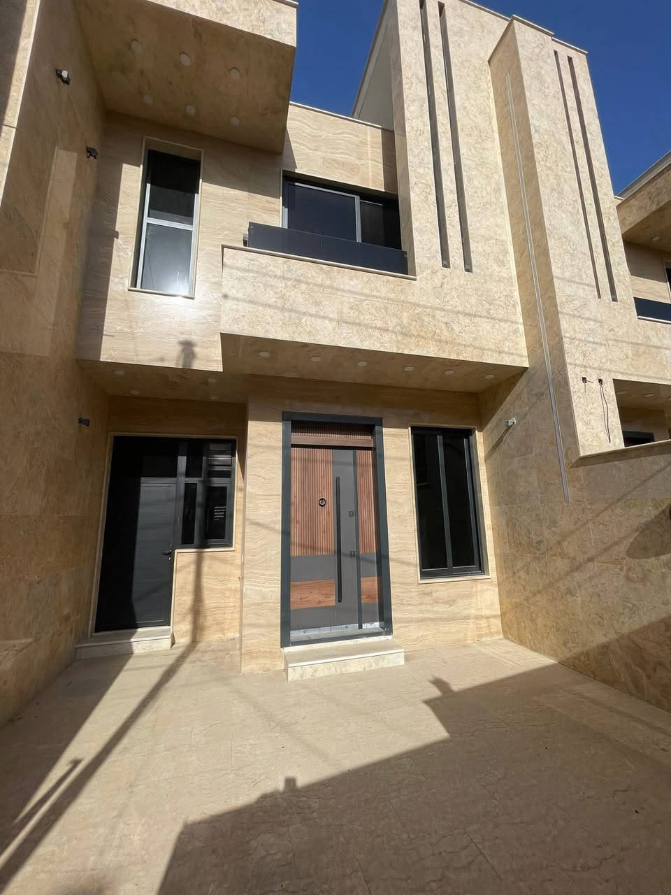 للبيع في السيدية📍
الضباط خلف شارع الكويتي📍
 دار درجه اوله مودرن🏠
المساحة 162متر الواجهه 6 متر ونص
        عقارين تونات

1_الطابق الأرضي يتكون من:
غرفة نوم ماستر حولي واستقبال ومطبخ وخدمات
2_الطابق الأول 3 غرف نوم +حمام 
العقار حولي استقبال 4 غرف نوم 3 خدمات
للاستفسار ***********
