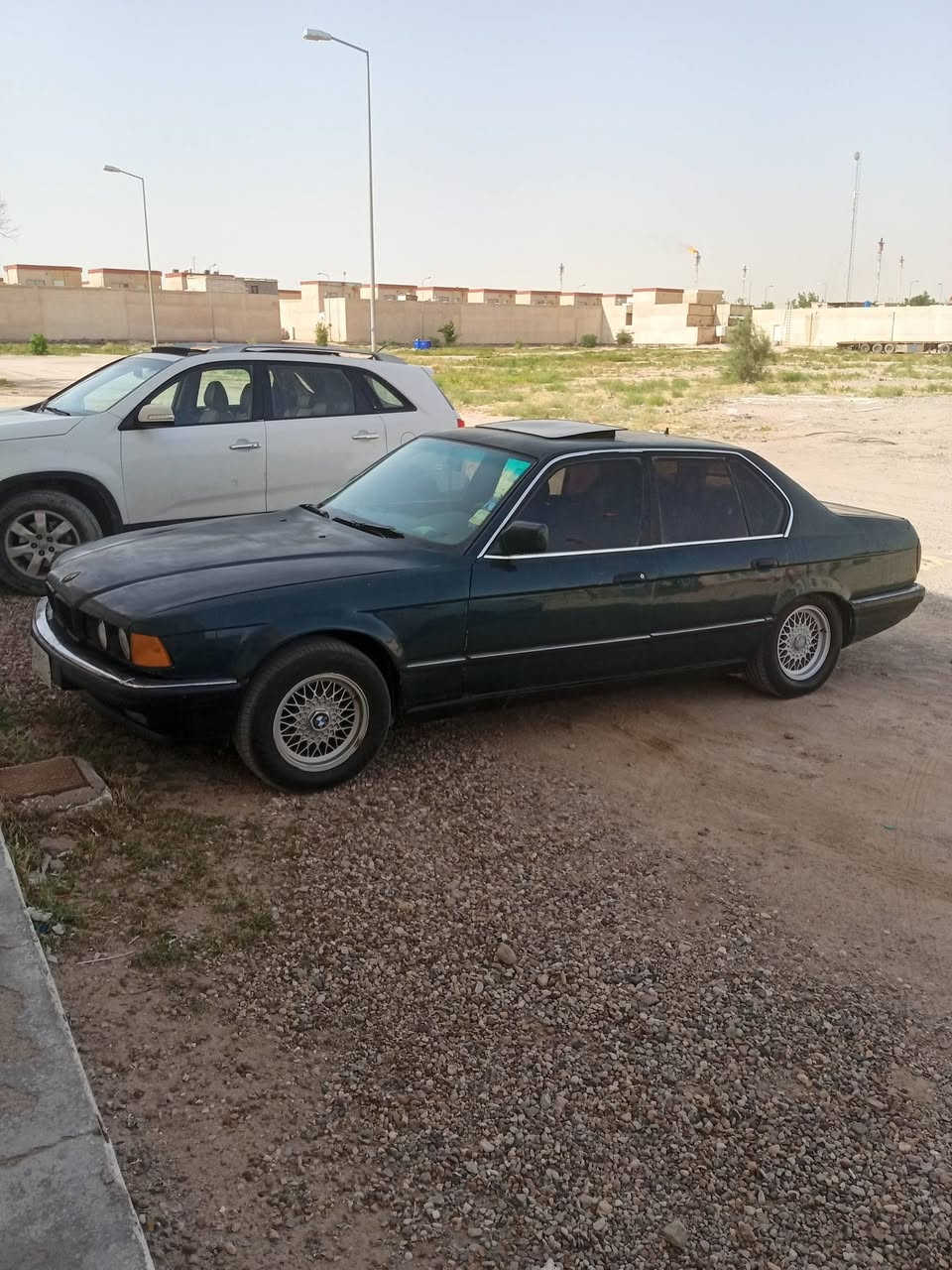 سلام عليكم BMW للبيع امراوس سياره نضيفه كشنات جلد تخم تاير كهربائيت كلها شغاله ويل خليه السياره رقم كربلاء مشروع وطني راعيها يمي موجود بالبصره لون زيتوني مكينه لا تنقيص ولا تبخير نقصها فيت بم يعني ماجاي تتشتغل عنوان السياره بصره سفوان سياره نضيفه وحلوه ونصبه فول للبيع او مراوس ماقصها شي السعر 50 ورقه رقمي وتساب ***********
