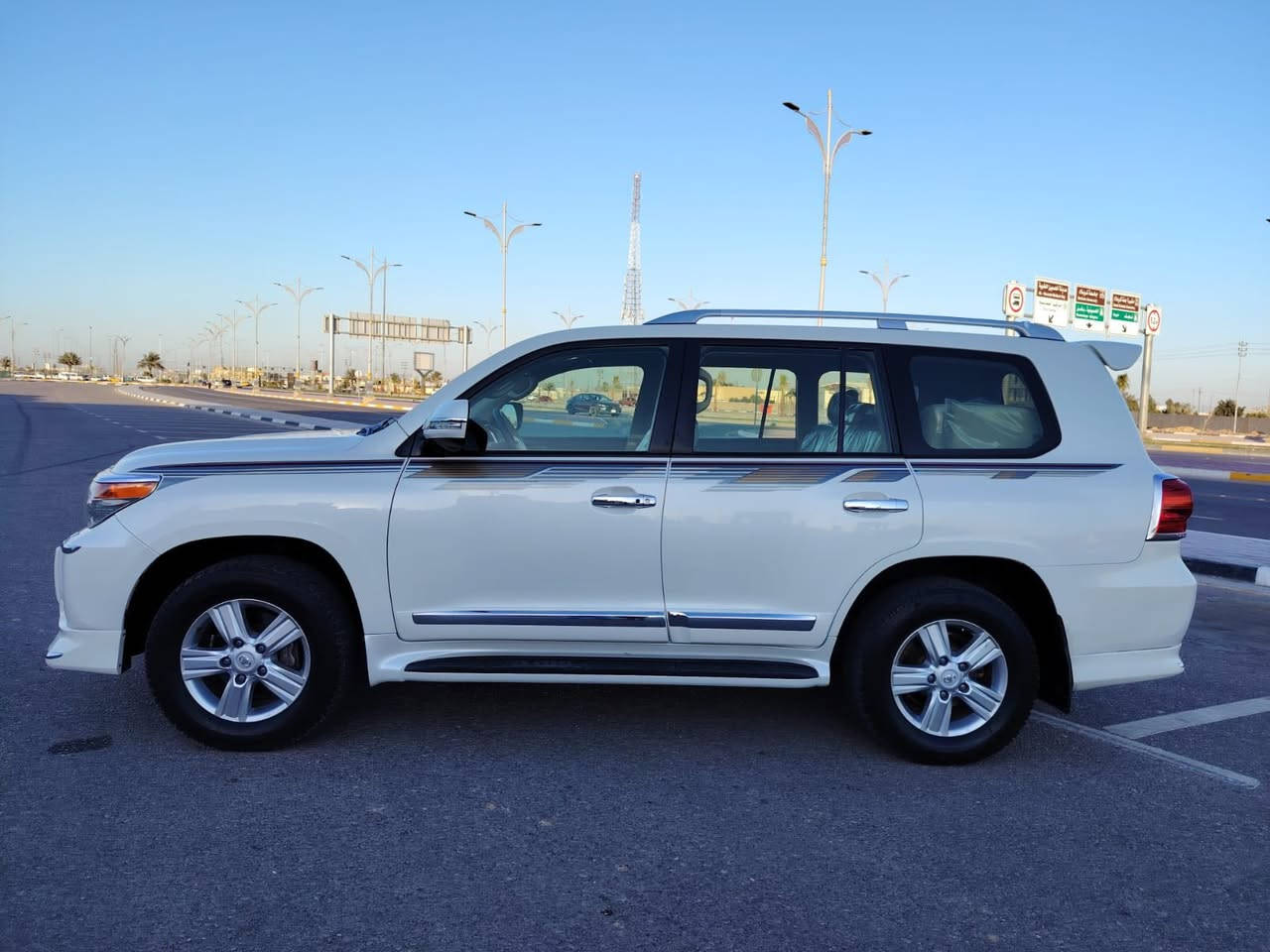 سياره نوع لاندكروز موديل 2014بريميه فول مواصفات واحد عله واحد مواصفات لكزز فتحه بصمه شاشه كامره حساسات امامي خلفي  ثلاجه تحكم ستيرن جهتين شاير مري مري شفط منضومه كشاف زنون سستم سماعات صوت كشنات كهرباي جلد تبريد تدفاه كشنات 7راكب 3قطع تبريد جنطه كهرباي مانع نزلاق مثبا ت سرعه زراك لايت كفاله عامه كير مكينه حداديه تخم تاير تبريد كفاله من ضربه او تبديل او صبغ او بارد او فتح كفاله عامه تحويل مباشر بسمي العنوان كربلاء السعر 398بيه مجال رقم الهاتف***********
