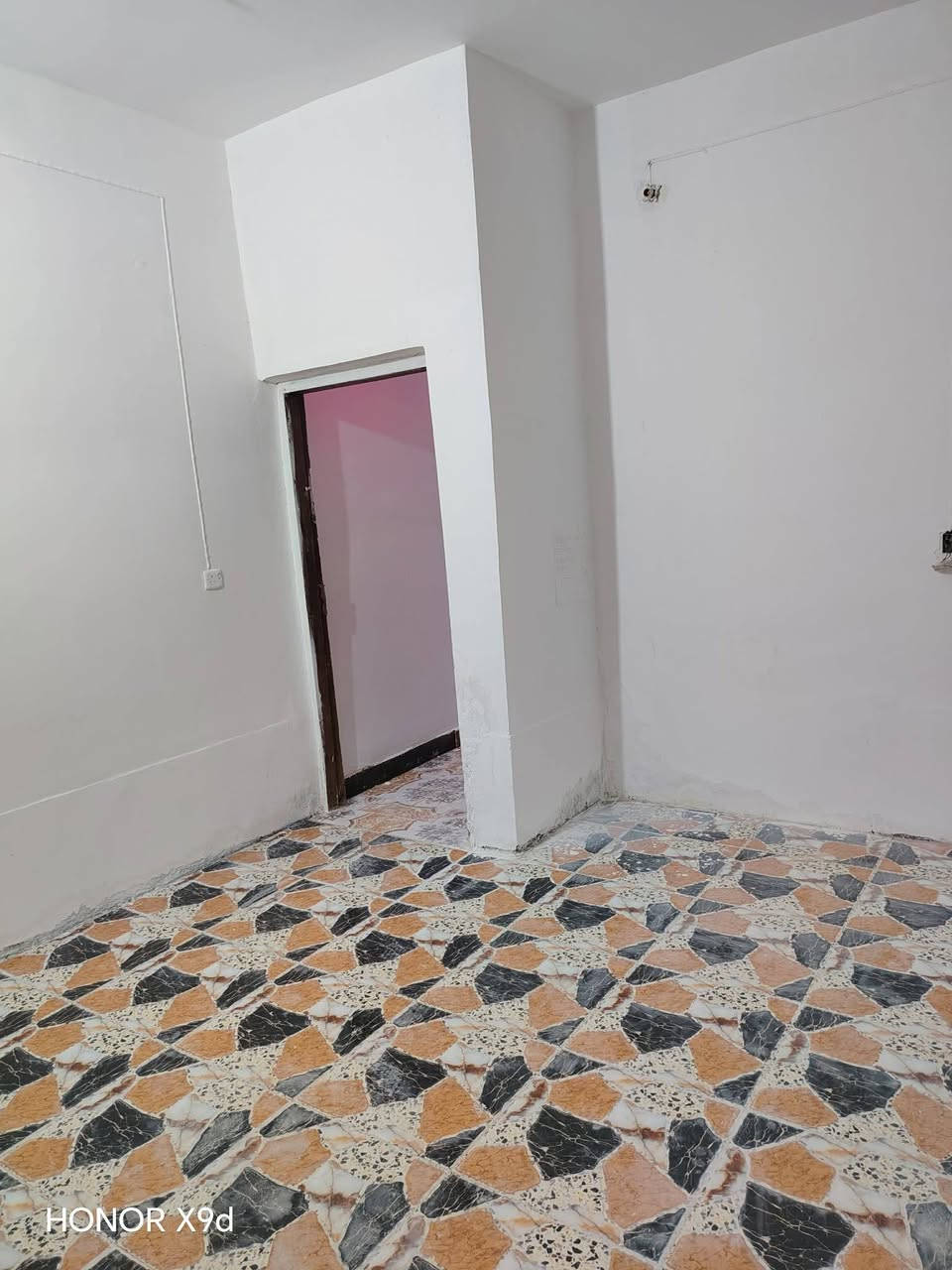 السلام عليكم 
بيت 100 متر في حي الزيتون قرب مدرسه ملائكه الجنه 

واجه 5 والنزال 20 

بسعر 55 وبي مجال بيع مستعجل 
***********
