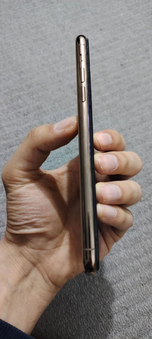 ايفون 11برو ماكس   جهاز نضيف مكفول من التصليح وزلخ على وضع البلاد بطارية 86 ذاكرة 256 وتر بروف الجهاز  السعر 370 الف وبي مجال للطيبين العنوان ديالى بعقوبة ***********
