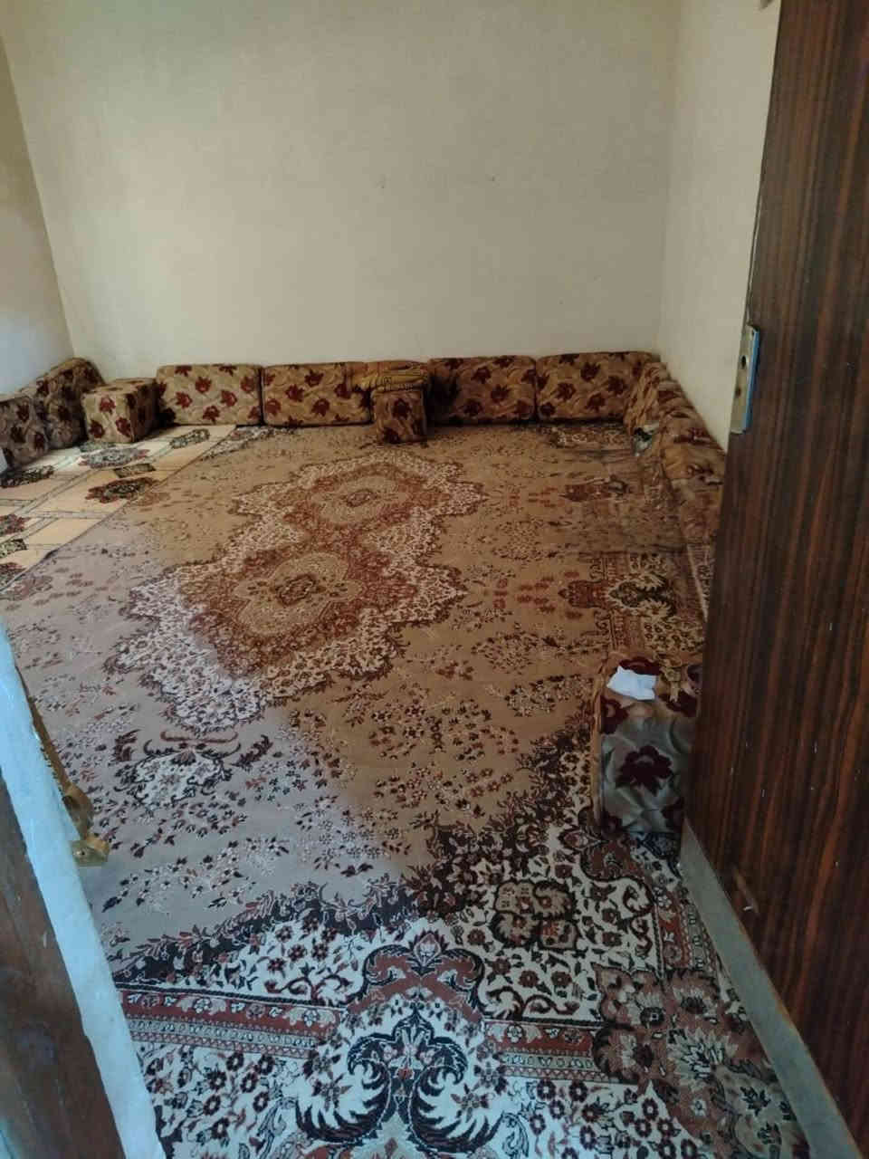 بسم الله الرحمن الرحيم
دار سكن للبيع للبيع في حي الصدر بناء نضيف وعالي عن الشارع 
المساحه /200 متر طابق واحد
يتكون من غرفتين واستقبال ومطبخ وصاله وصحيات داخليه وخارجيه وباقي التفاصيل مراجهة مكتب الاصالة للعقارات ***********
