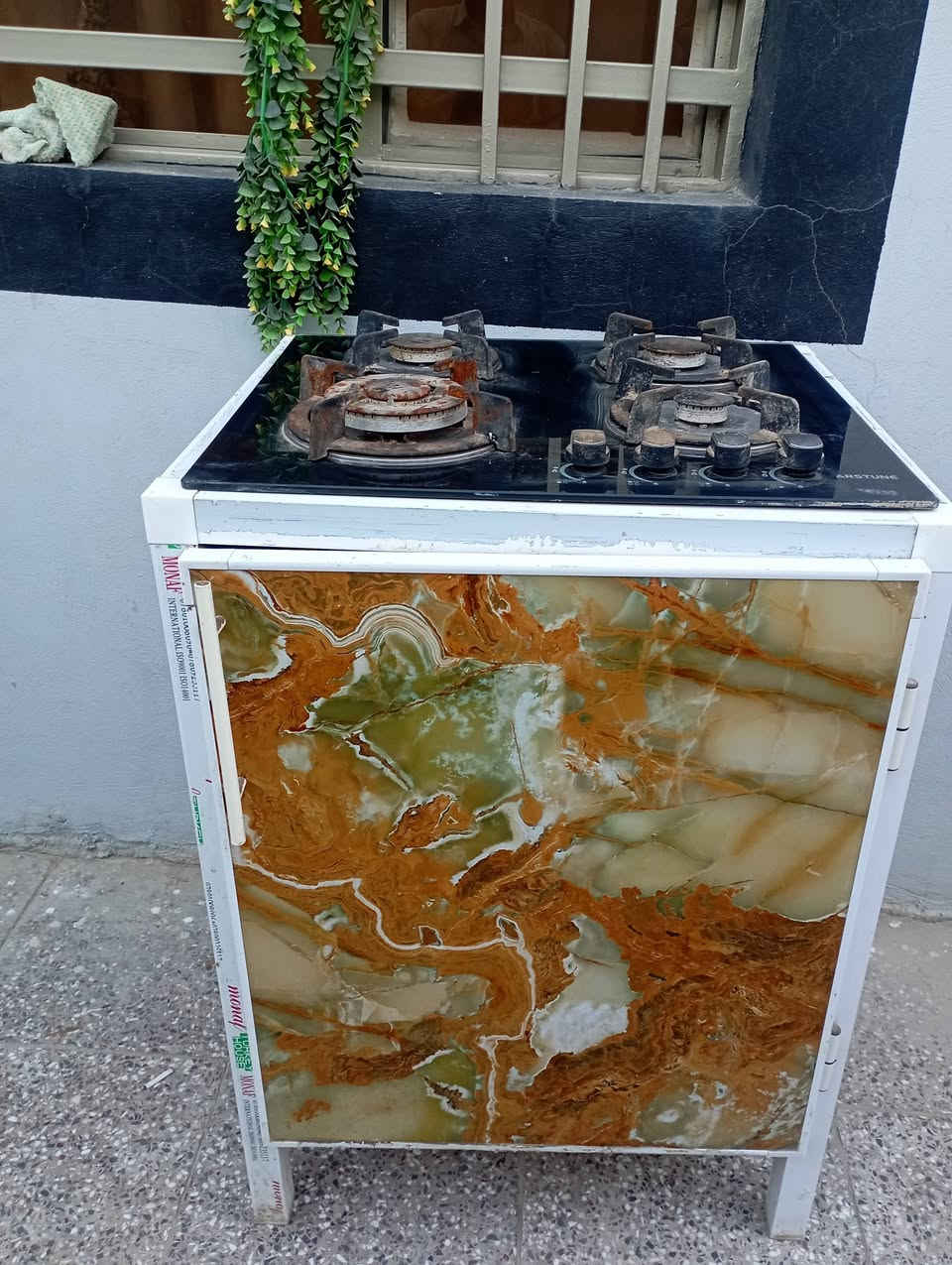ميز مع طباخ للبيع نضيف جدا النجف الأشرف ***********
