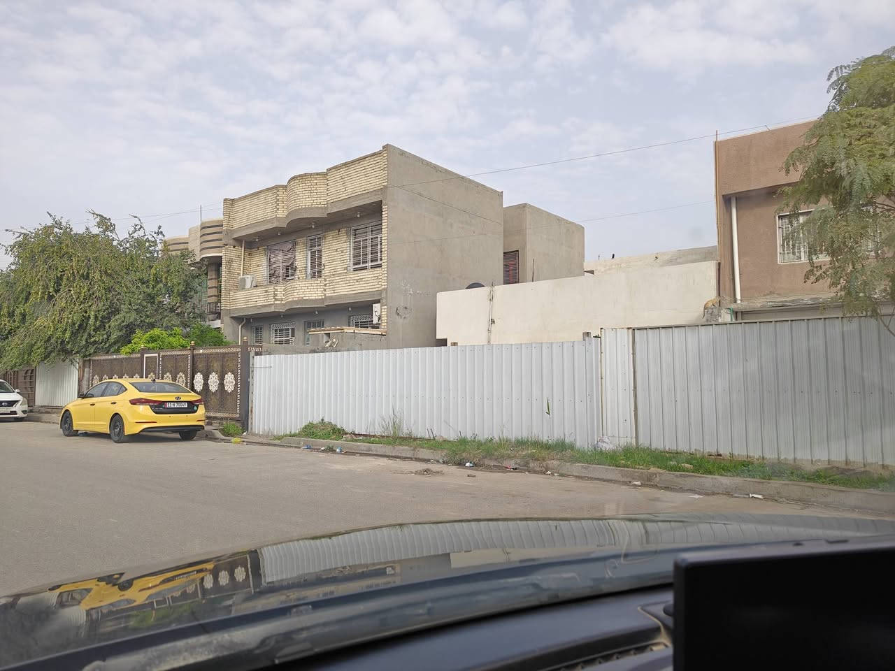 للبيع دار طابو ملك صرف 150متر مربع
10×15سند مستقل بأسم شخص واحد فقط زنجيل على شارعين +تشجير امامي ملاسق بحدود ال50متر شارع عريض 20متر خدمات ماء مجاري كهرباء تبليط رصيف +ساحه فارغة مقابل الدار ممكن تستغل حديقه خارجية 
الدار طابق واحد استقبال هول مطبخ صحيات غرفة نوم بيتونة بناء قديم صب مسلح الزعفرانية حي الزهور الطابو عل شارع العريض مقابل الساحة 
للأستفسار اكثر الاتصال على الرقم التالي *********** علي حامد الجواري مكتب المهيب للوساطة العقارية وأنجاز المعاملات
