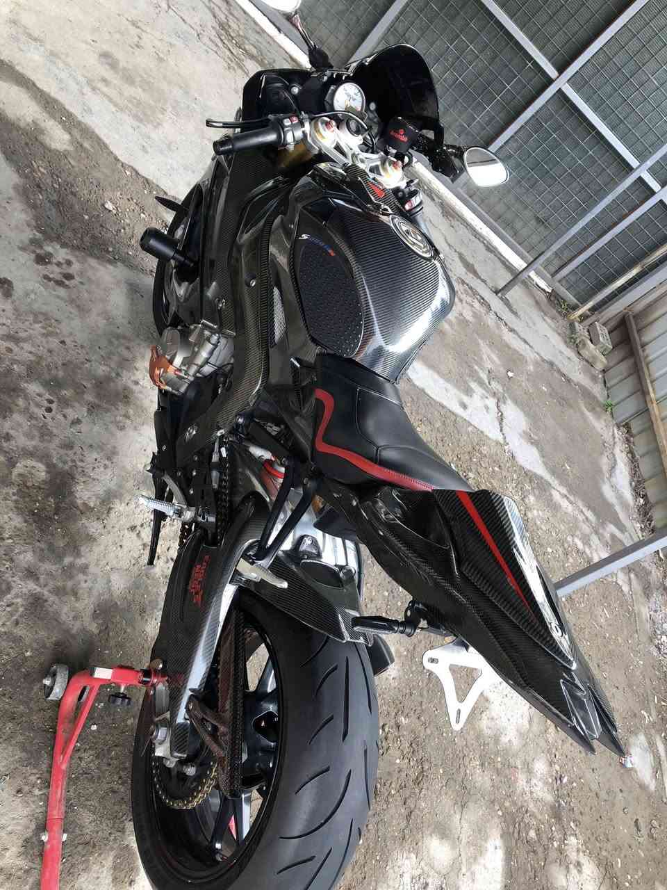 سلام عليكم
BMW S1000 rr
 موديل 2014
ماشيه 23 الف 
تدفئه يدات 
Abs
كاربون قبق مكينه شاصي هاوزن خلفي وتانكي واقيه زنجيل جاملغ خلفي وذيل 
تخم تاير ودراجه جاهزه 
مكانها بغداد 
سعرها ب83 
***********

