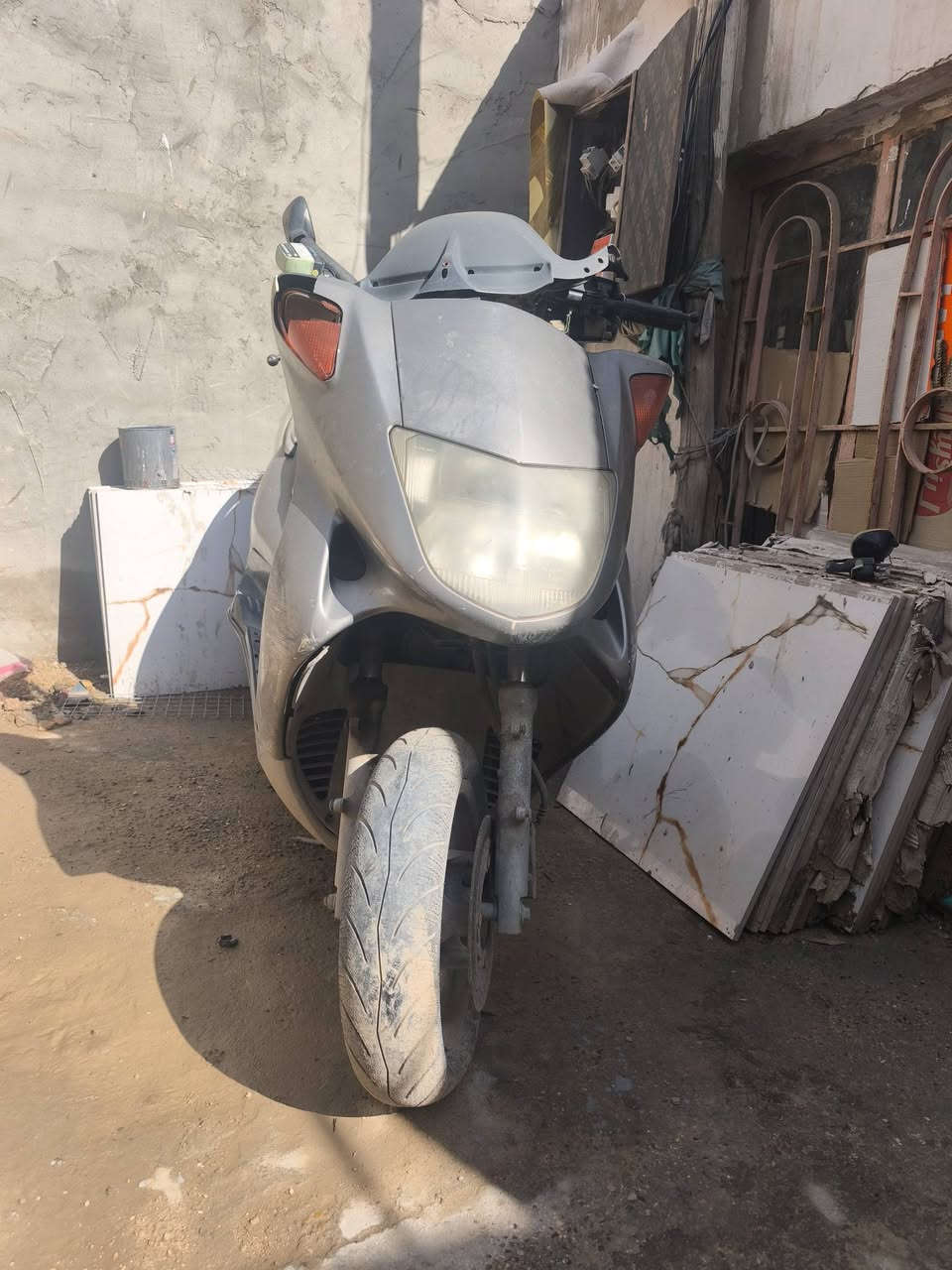 دراجه للبيع هوندا فورسايت.   نقصها بس باتري  هيه بيها ثنين بس كعدن لان صالي ١٥ يوم ما مشغلها  مكاني كوفه.  السعر ٣٠٠ و
رقمي  ***********
