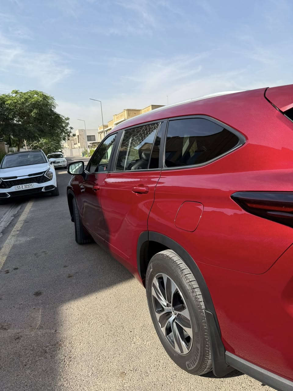 للبيع بدون مراوس هايلاندر ٢٠٢٤ مواصفات XLE بلاك ادشن فتحة وبصمه وصندق كهرباء ويفتح بالرجل ، شاشه وكاميرا خلفيه وحساس ورادارات اماميه وخلفيه وجانبيه وتوقف ذاتي وكراسي جلد وكهرباء وتدفئة بالكراسي و٧ راكب و ٣ قطع تبريد وتبريد منفصل وتحكم ستيرن جهتين وشاحن لاسلكي وبروجكترات وفور ويل و ٣ انظمه سياقه سيارة نظيفه جداً ومابيها اي نقص محرك ٢٤٠٠ تيربو و ٤ سلندر ماشية ١١ الف ميل بيها جاملغ ونص باب صبغ فقط وبارد بسيط بالبنيد وتعديل بسيط في بدايه الشاصي الايسر فقط ايرباك ستيرن طاك وراجع سستم باقي السيارة مكفوله السعر 263 ورقة وبيها مجال مكانها بغداد حي العدل للاتصال ***********
