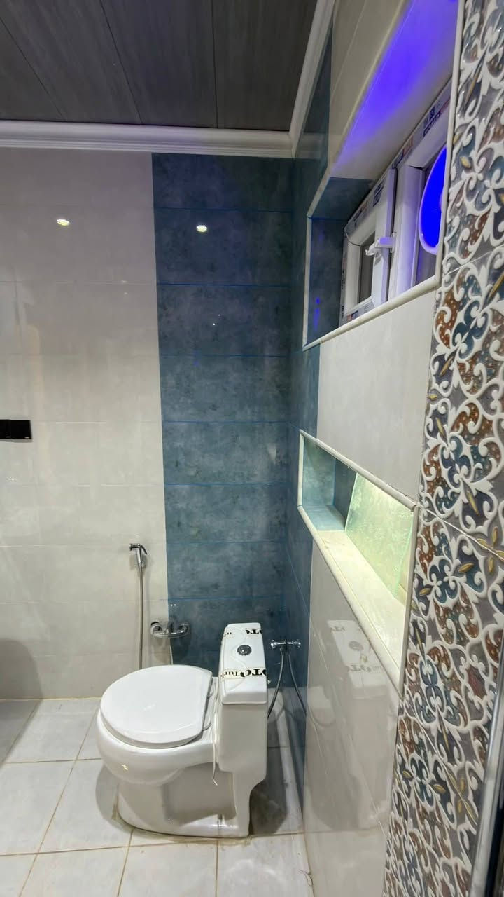 للبيع 100 م بناء حديث وتصميم متكامل! 🏠✨
الموقع: حي الجهاد - منطقة الأمانة (خلف الشارع العام مباشرةً - موقع مميز ).
المساحة: 100 متر مربع (واجهة 5م × نزال 20م).
نوع العقار: طابو ملك صرف (سند جاهز).
التصميم الداخلي:
3 غرف نوم مريحة.
صالة استقبال واسعة ومطبخ حديث.
حمامات عدد 2 + منور لتهوية مثالية.
بيتونة وسطحين (استغلال ذكي للمساحات).
المواصفات الفنية:
أرضيات مرمر فاخرة.
أبواب "قاصة" تركي توفر أعلى درجات الأمان.
شبابيك ألمنيوم (سلايت ومفصلي) لعزل ممتاز.
المنزل جاهز للسكن الفوري ولا يحتاج لأي مصاريف إضافية!
📍 للتواصل والاستفسار:
اتصال أو واتساب: ***********
***********
