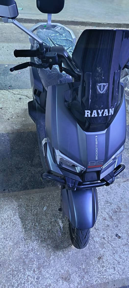 دراجه جديده استعمال يومين
⚡ دراجة الصاعقة الأصلية 2026 ⚡
من الريان RAYAN TAILG 
⚙️ ملف رياضي 2000S 
🔋 أصلية من ماركة TAILG العالمية
🔋 38 أمبير – 72 فولت
🖐️ بصمة عدد (2)
📡 تشغيل عن بُعد
🚨 نظام إنذار متكامل ضد السرقة
🛑 بريك دسك هيدروليك
🛞 دبلات أمامية وخلفية هيدروليك ناعمة 
🏎️ سرعة حقيقية تصل إلى 80 كم/س
🛣️ مسافة مقطوعة من 70 كم إلى 100 كم
(حسب السرعة – الوزن – أسلوب القيادة)
🛞 قياس 12 إنج – 12/90/90 ثبات عالي على الطريق
📺 شاشة كبيرة لعرض
✔️ السرعة
✔️ الرحلات
✔️ نظام عرض الأعطال
💡 لايت LED أمامي عالي الوضوح مع رماش
💡 إشارات جانبية رباعية بتقنية LED
💡 إضاءة جانبية وأمامية أصلية من TAILG
💡 باك لايت LED 
♻️ نظام إعادة الشحن عند استخدام البريك TTFR
🛋️ كشن سياحي كبير لشخصين
🎒 مساحة تخزين كبيرة تحت الكشن
العنوان ساحه عدن
السعر مليون و١٥٠
رقم الهاتف
***********
