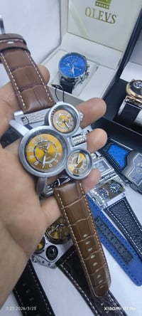 ساعات غريبة • جلد • حديد