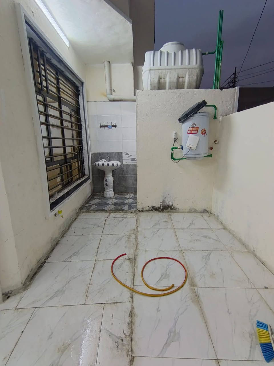 بيت للبيع فقط مساحه 112متر جامع طه ثالث بيت  عن شارع الطاقه الذريه  زراعي سند 25
زيرو غير مستخدم لتصال وساب فقط ***********
