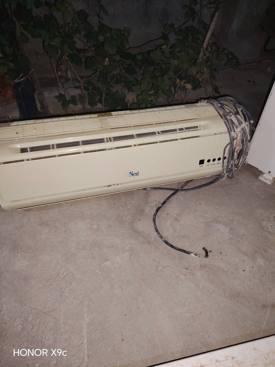 السلام عليكم سبلت طنين شغال يشتغل بارد يعني يضل يطول  بعدين يتحول حاره الهوه السعر 250شراي اتصل ***********

