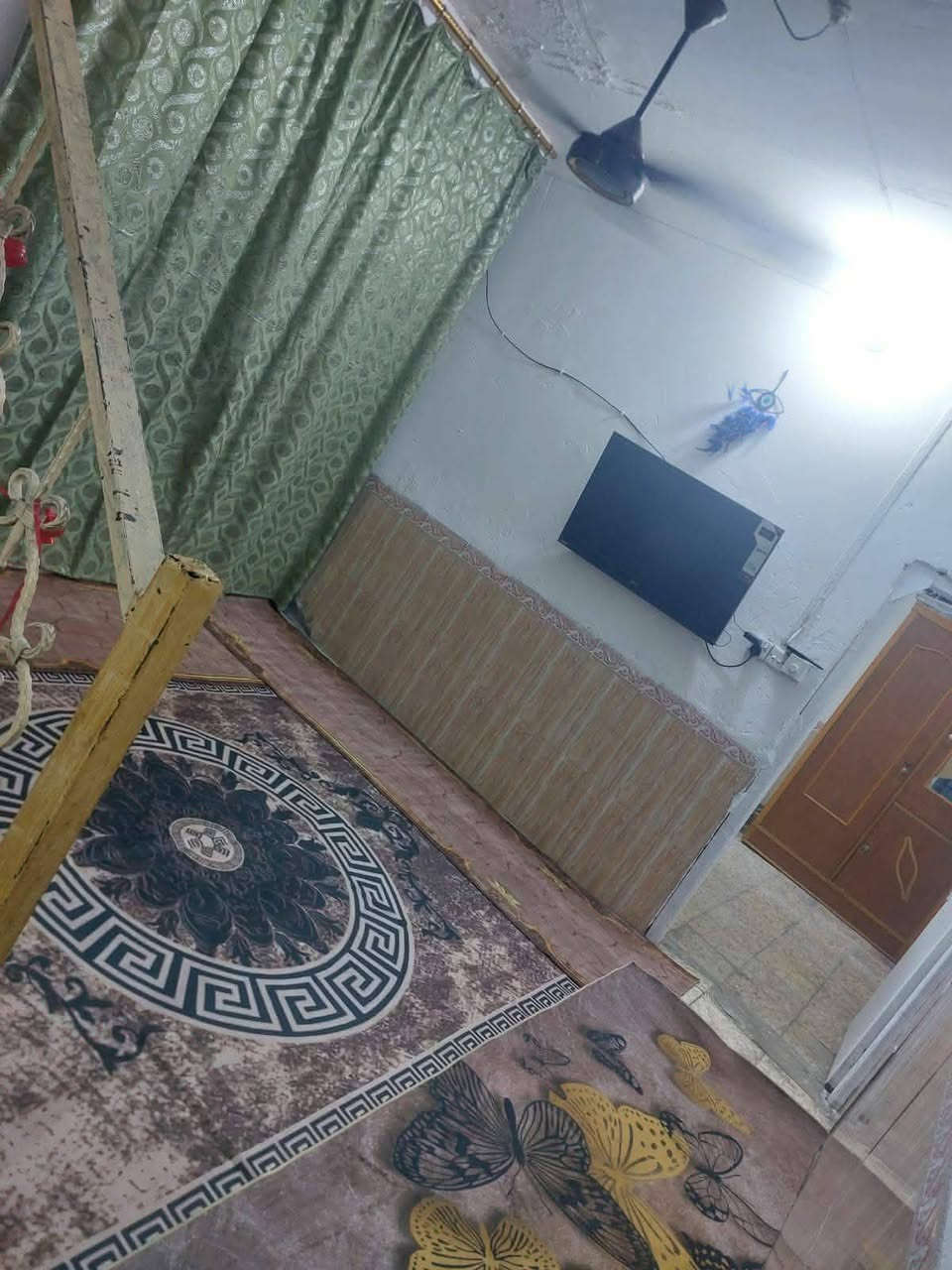 دار50م  للايجار شريط المكرمه خلف كيرت مول قرب السوق تبليط مقرنص كافة الخدمات غرفتين و صاله ومطبخ وصحياة  سعره ١٧٥ ماء والكهرباء على صاحب المنزل ***********
