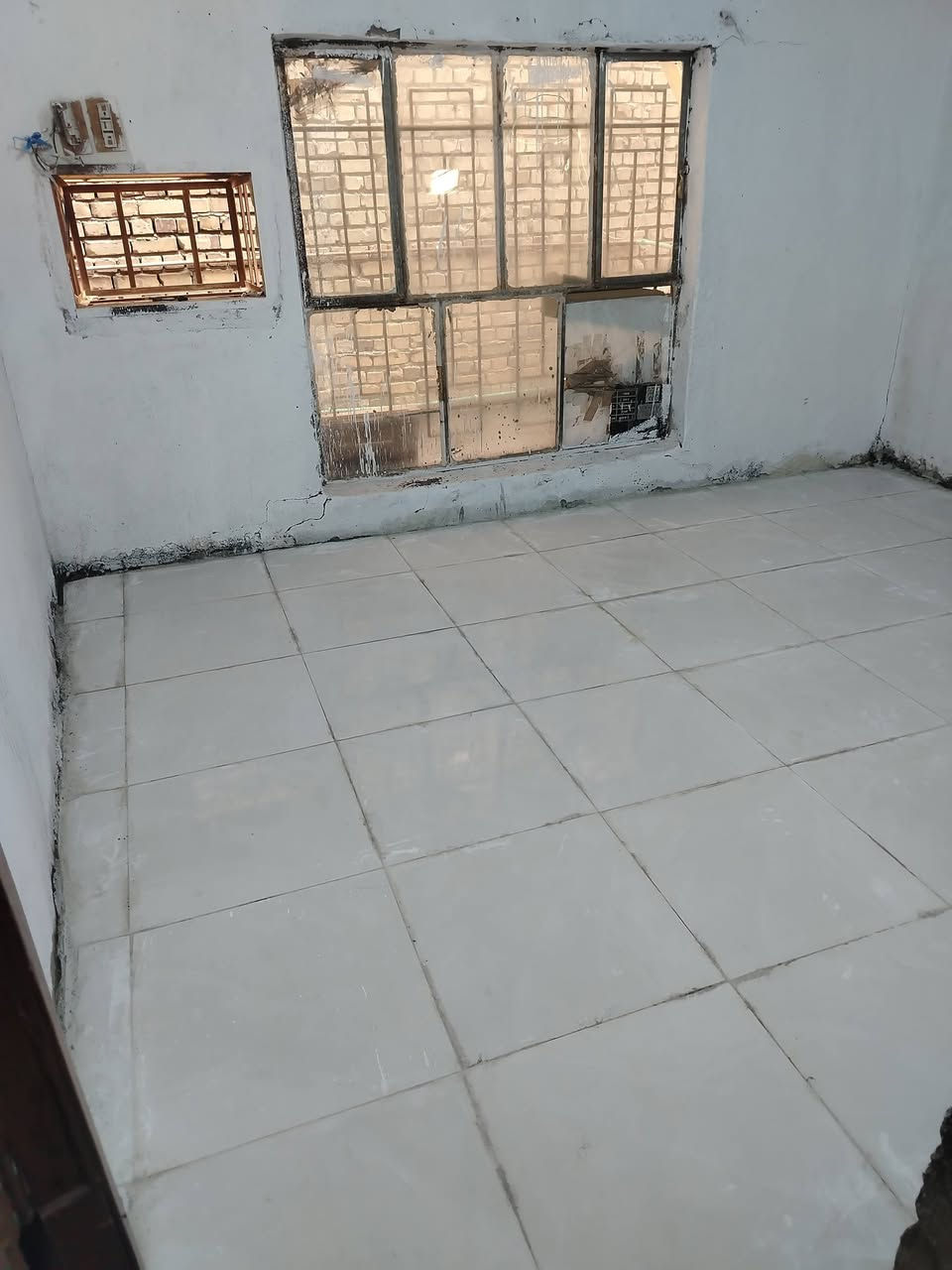سلام عليكم بيت للايجار في حي التضحيه بيت بناء قديم بس جاهز للسكن غرفتين +استقبال +هول +مطبخ المساحه 200متر اليحب يتواصل على هاذه الرقم ***********
