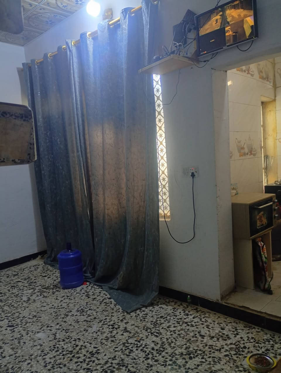 سلام عليكم بيت للبيع شارع مطار قديم قرب أسواق عسوله بيت جوه كامل وطابق ثاني عايز تلحيضات بسيطه السعر 15 وبي مجال بسيط رقمي ***********
