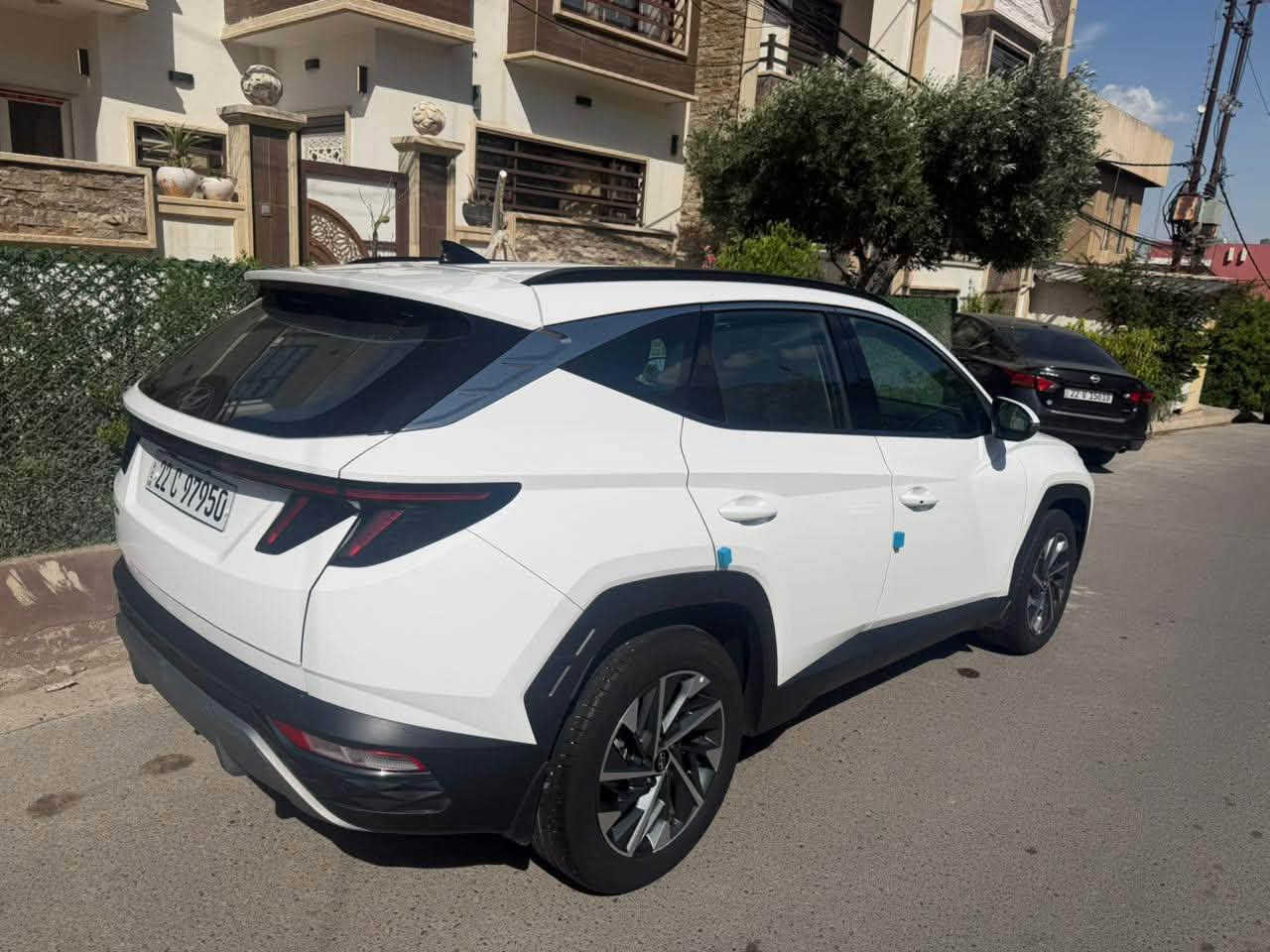 توكسن خليجي
موديل 2024 
ماشيه 40 
مكفولة من صبغ ول بارد 
هزة ورقم جاهز شرط التحويل 
مواصفات نص فول  
كير و محرك  على وضع شركة 
السعر 213 وبيه مجال 
مكان السيارة موصل حي العربي 
للاستفسار اتصل على الرقم ***********
