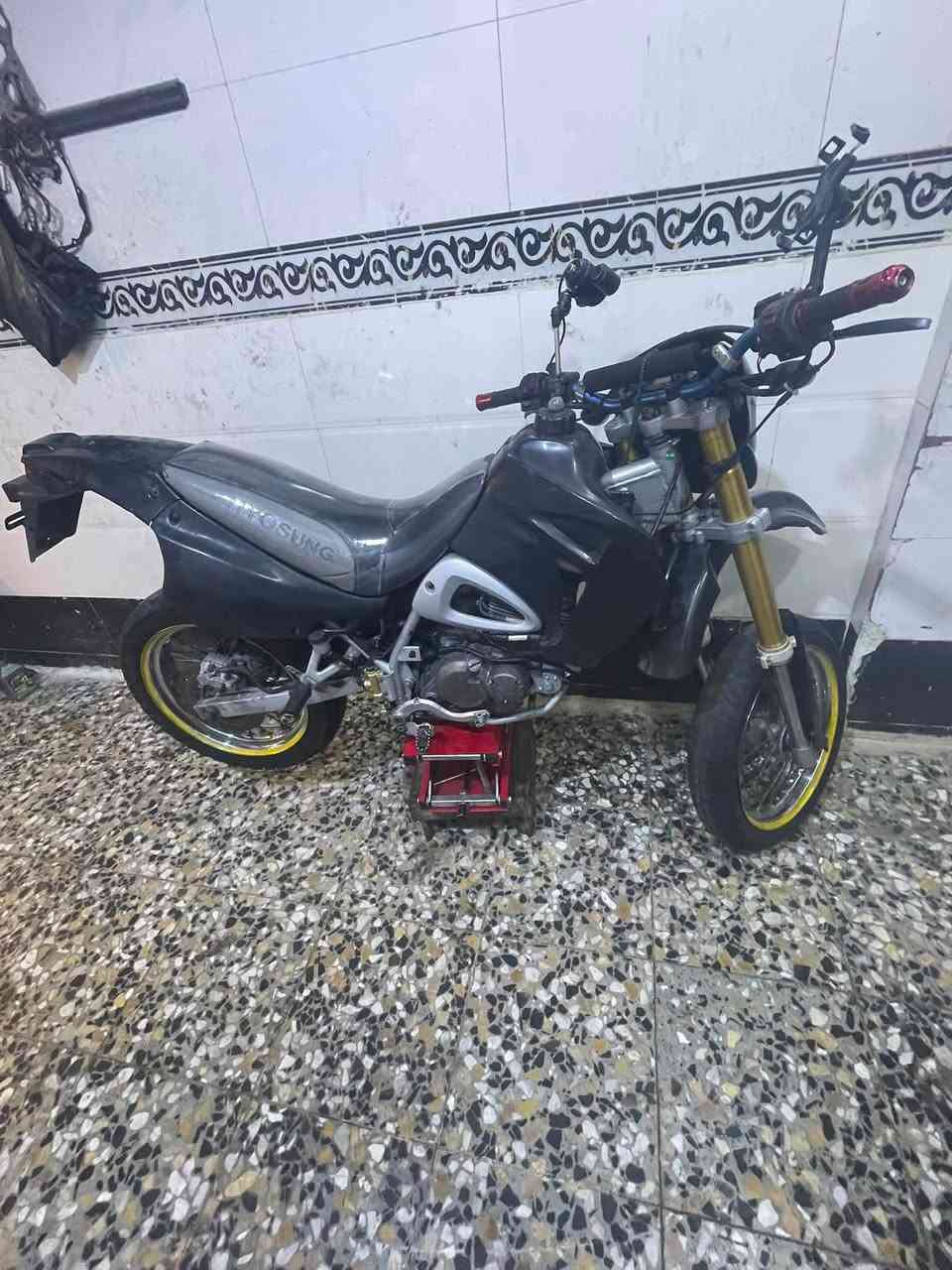 للبيع قفاز كوري نكرة سلف بكل وكت شراي يراسلني خاص 
مكاني بغداد  حرية دولعي او ساحت عدن 
المو شراي لا يراسلني 
دراجة عوزهة شوية ترتيبات 
ويالة سياحي 
رقمي ***********
رايدهة ب 750 مال بيع
