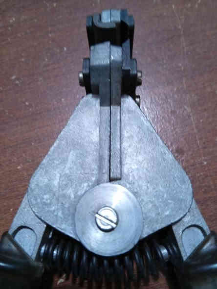 سلام عليكم قاشطة قاطعة اصلي قديم سعر ٢٠عراقي بغداد ***********
