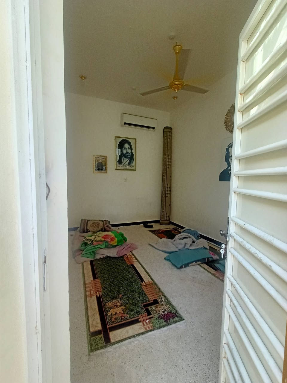 #اعادة_نشر
بيت للبيع مساحة ١٢٢ بناء حديث مسلح طابقين. 
الطابق الاول: غرفة براني مطبخ هول صحيات داخلية وخارجية. 
الطابق الثاني: غرفتين وهول وصحيات مع سطح داخلي. 
الموقع: القشلة قرب جامع المدينة. 
لمعرفة السعر والتفاصيل مراسلتي او الاتصال *********** متوفر واتساب ايضا.
