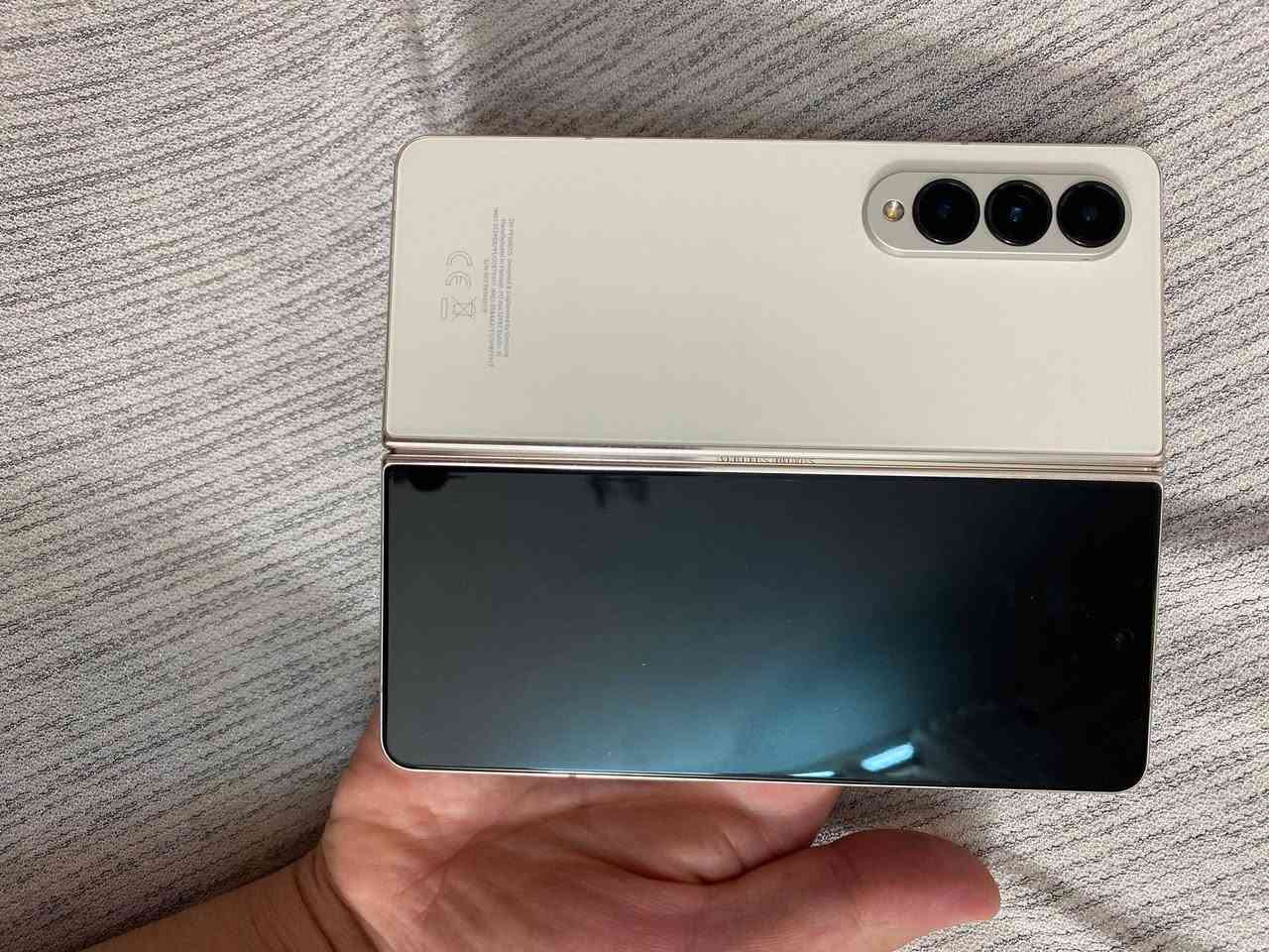 كلاكسي فولد فــــ4ــــور ابو شاشات

بوبجي 120 فريم 

Samsung Galaxy Z Fold 4
 اللون الذهبي ذاكره 512

الجهاز جبال نسخة خاصة دبل سيم

السعر/650الف مجال بسيط للشراي
الجهاز كارتون غراض كامله
مكاني موصل الجانب الايسر
***********
***********
