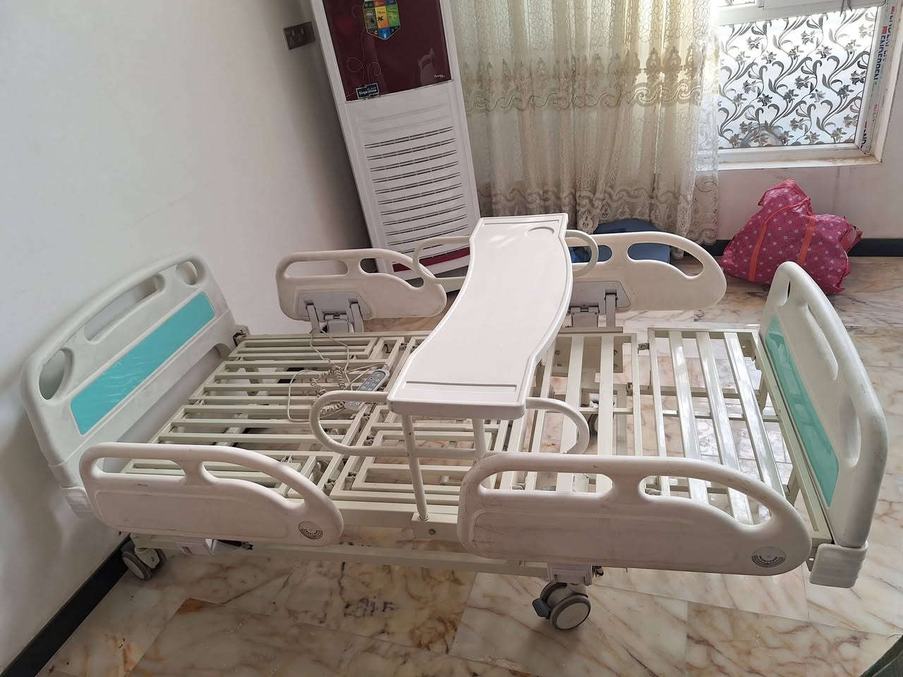 للبيع سريرطبي كهربائي ريمونت كونترول حركات مستخدم كم يوم فقط بسعر ٦٠٠ الف ٠ ***********
