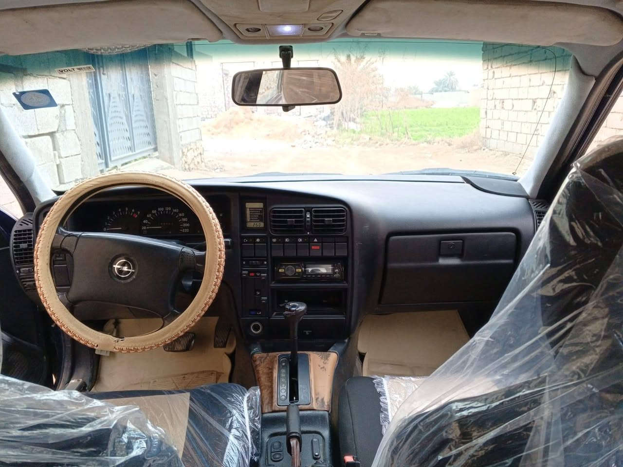 السلام عليكم اوبل موديل 1993  محرك 2000 سياره  جديده بمعنى الكلمه كير اوتاماتيك سياره كهربائيات شغاله منضومه التبريد بيها  ومابيها خويس وكلش حلوه تخم تاير رقم سنويه جديد تجي وتشوف بعيونك السعر 40 وبيها مجال. 
العنوان: الرمادي اسجاريه .
الرقم: ***********
