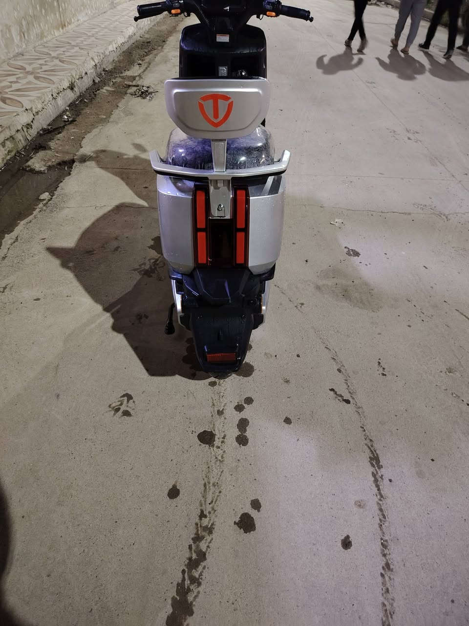 السلام عليكم دراجة شحن ريان  وحش الكون للبيع ملف 2000W
مستخدم 5 أشهر الماطور كلو شرط كهربائيات درع ملف
الماطور مغلف تغليف حماية شفاف الكشن مغلف
السعر 950 وبي مجال للتواصل ***********
الشحنة الوحدة تمشيك أكثر من 60 كيلو
السرعة القصوى ٨٠ حقيقي
