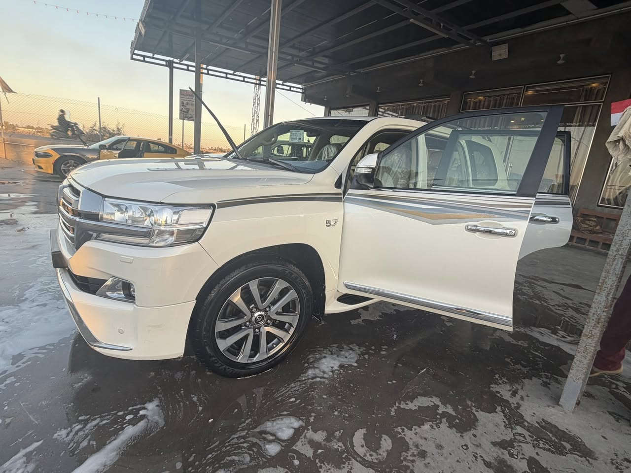 بسم الله الرحمن الرحيم
السلام عليكم 
لاند كروزر vxs اعلى فئه 
سنه الصنع :2017 
حجم المحرك :5700
عدد الاسطوانات :8 
عدد الركاب :7 
مواصفات لكزس معروفه
شاشات خلفيه وريمونت تحكم
ثلاث قطع تبريد
كشنات ميموري
كاميرات 360
صندوق كهرباء
تحديد مسار
نقطه عمياء
ردارات
جكات
فتحة سقف
ايرباگ عدد 12
سستم صوت JPL
الضوء العالم تلقائي
رقم بغداد انگليزي
مكاني البصره قضاء المدينه 
رقم الهاتف :***********
بيع او مراوس بلكزز 2016 او 2017
ملاحضه السياره بيها ضربه خفيف وراجعه عالبارد بالهلال الخلفي
