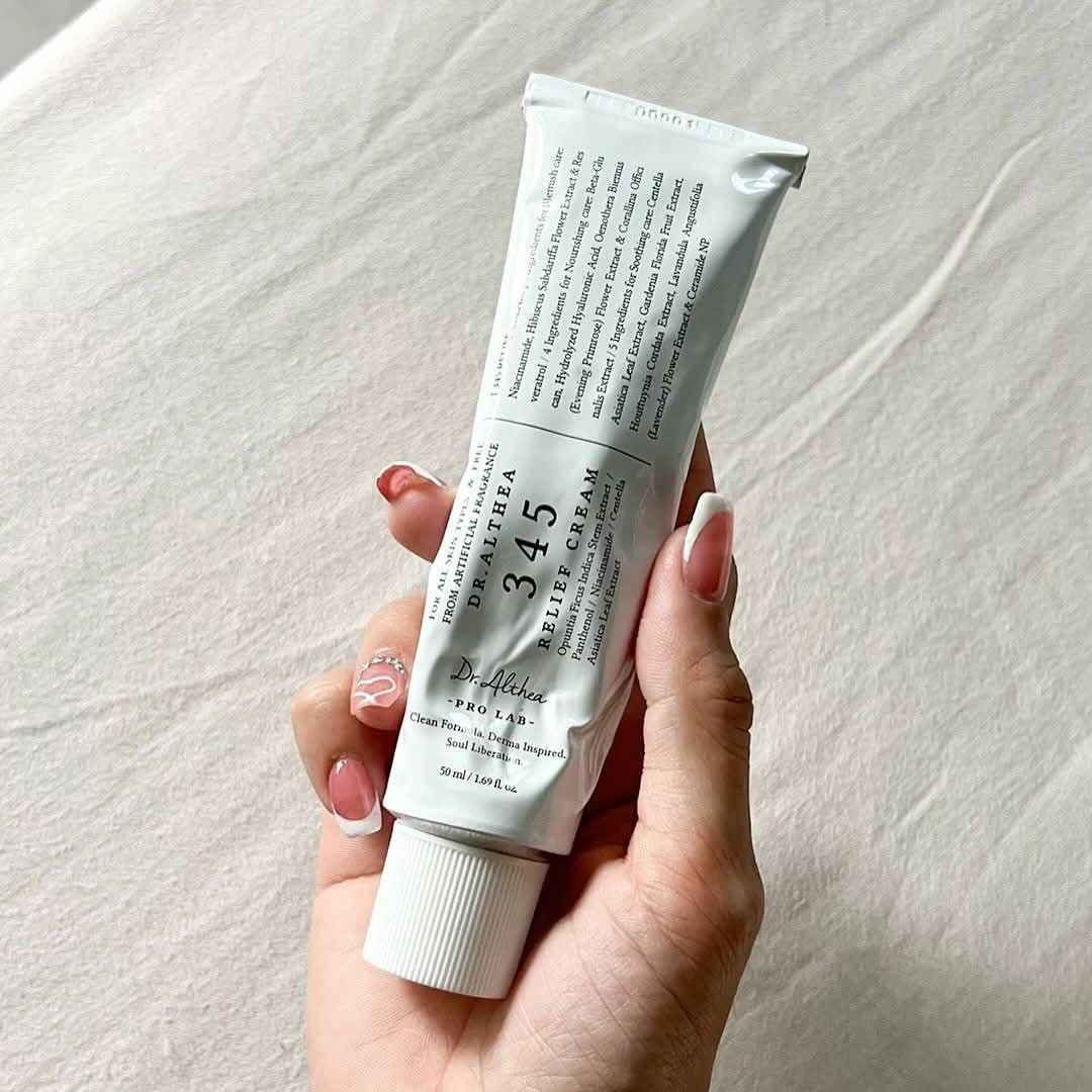 كريم 345 دكتور اليثيا 

هو كريم جل مرهم مجدد غني بالمواد المغذية التي تجمع بمهارة بين المكونات لمعالجة العيوب وتغذية البشرة وتوفير رعاية مهدئة،

 مما يؤدي إلى حل شامل للعناية بالبشرة. 

كريم ما بعد حب الشباب خفيف الوزن يميل بشكل فعال إلى آثار حب الشباب دون الشعور بالثقل

الفوائد الرئيسية 
↖️ تركيبة متطورة ثلاثية الفعالية تحتوي على 10.000 جزء في المليون من النياسيناميد ومستخلص التين الشوكي 

↖️ يقوي حاجز البشرة وينظم إفراز الدهون 

↖️ يوفر ترطيب طويل المدى ويهدئ البشرة المتهيجة 

↖️ يساعد على تفتيح البقع الداكنة وتوحيد لون البشرة 

↖️ ملمس حريري غير دهني 

↖️ معتمد للنباتيين وحاصل على تصنيف EWG الاخضر 

↖️ خالي من الالوان والعطور الاصطناعية 

#توصيل جميع المحافظات 🚗🚗 بغداد, العراق


**إذا كنت صاحب هذا الإعلان وتريد حذفه لأي سبب، رجاءا أرسل رسالة إلى الدعم الفني**