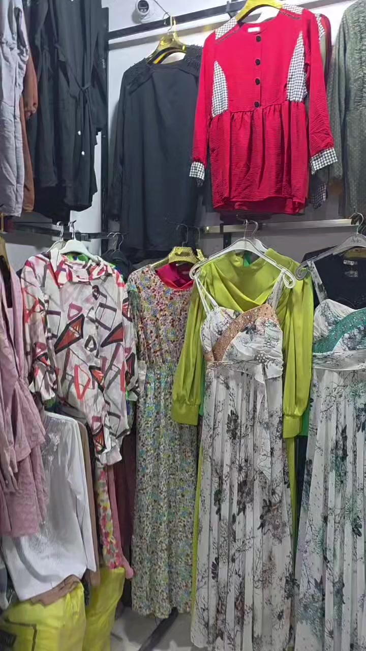 السلام عليكم المحل معروض للبيع مع كال الملابس والاحذية والجنط او الي يريد المحل بدون الملابس والاحذية  والجنط هم موجود 
رفوف اندي اف 20 رفوف مساحة الرف مترين او 40
سكك عدد 50 او أكثر
بوري شخاطة  طول 3 متر العدد 20 قطعة 
تعاليك مشكل انواع هواية 
ستاند عنكبوتي ابو 6 اذرع  عدد 3
ستاند شيال للرفوف والتعليك عدد 200 او اكثر
ستاند خرزة  هواية
او اكو هواية اشياء بعد معروض للبيع اوو الي يريد اي شي منهم عادي هم تدللون تواصل  اتصال لو واتس  
***********
